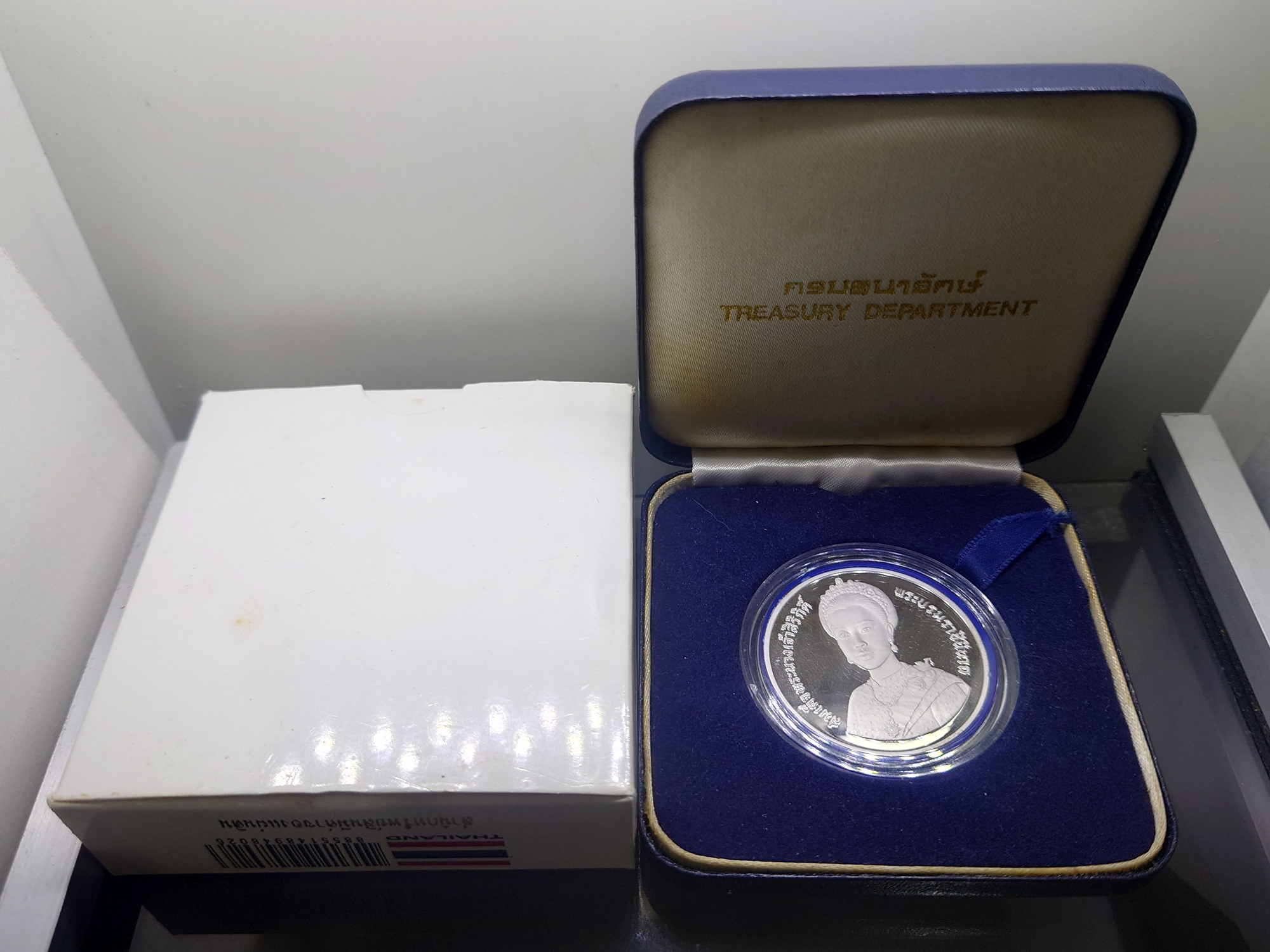 เหรียญเงินขัดเงา 600 บาท ที่ระลึกเฉลิมพระชนมพรรษา 5 รอบ ราชินี พ.ศ.2535 พร้อมกล่องหนัง