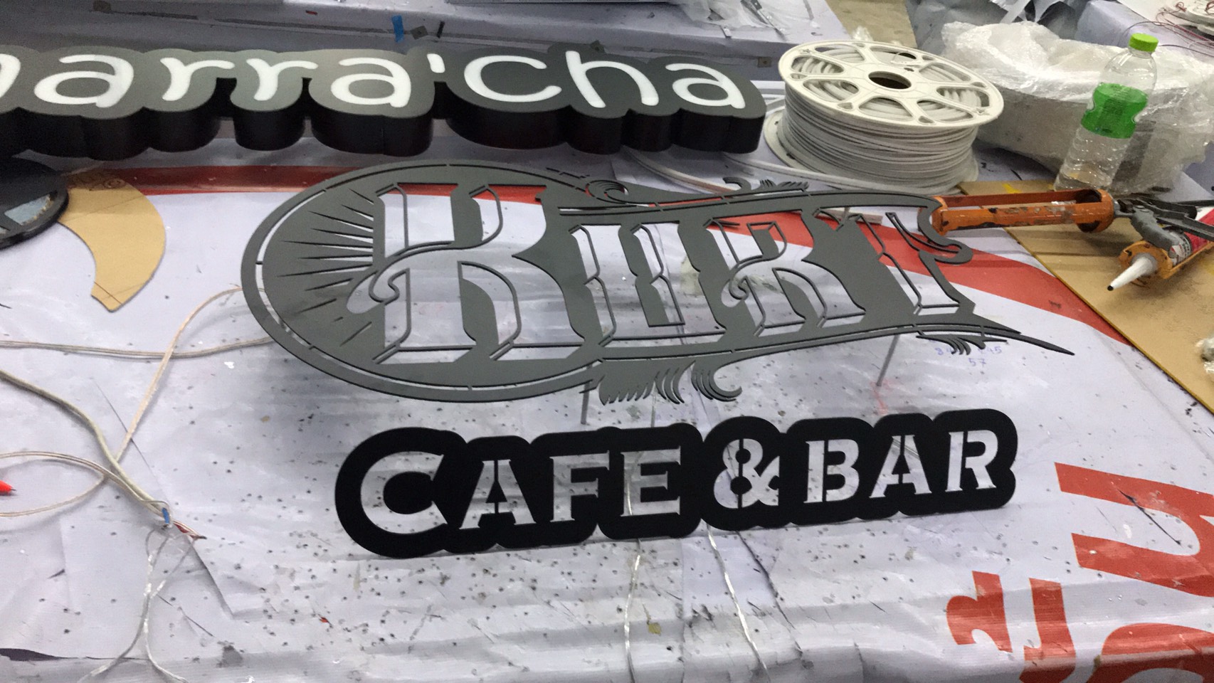 งานป้ายวินเทจ งานเลเซอร์เหล็กไฟออกหลังพร้อมขาลอย