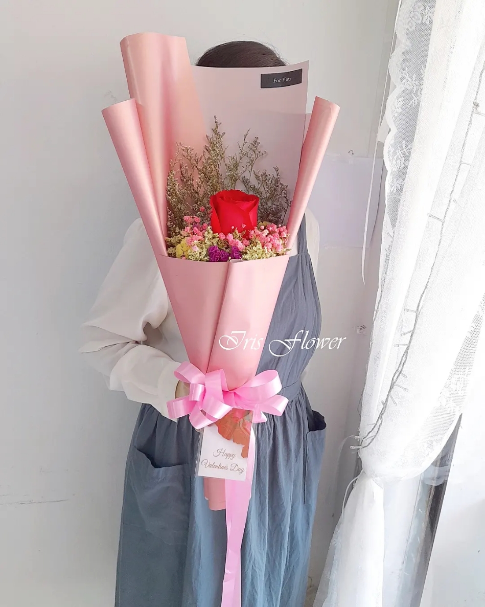 ช่อดอกกุหลาบ 1 ดอก แซมดอกไม้แห้ง (ชมพู)