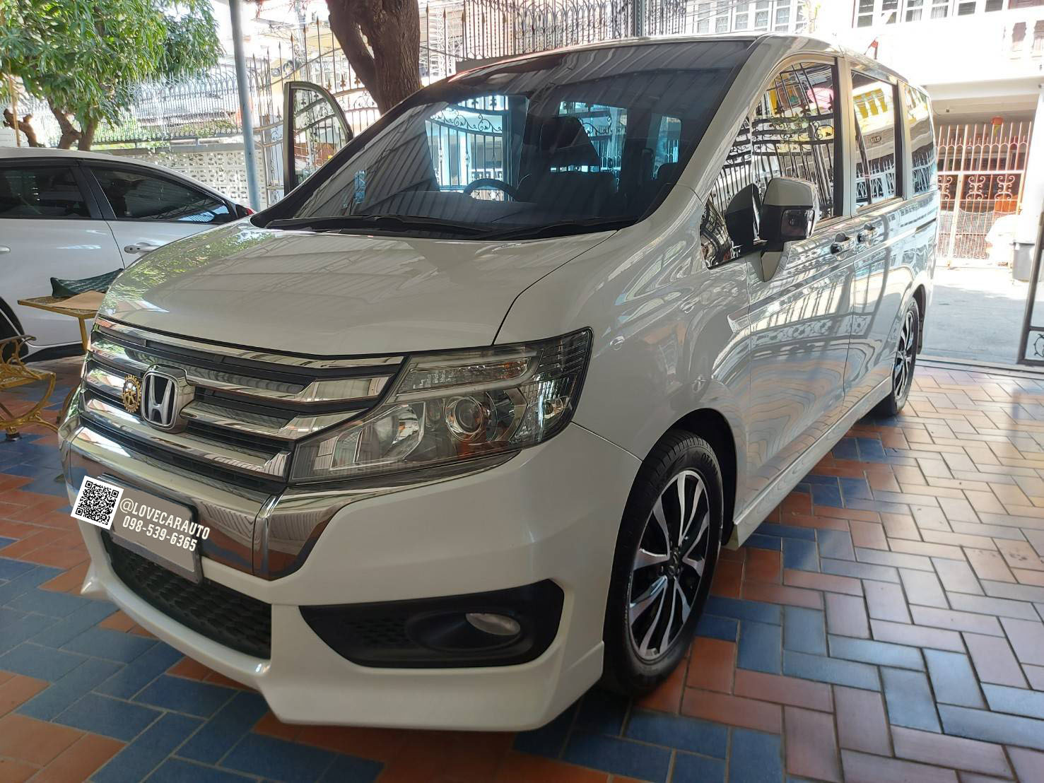 พรมปูพื้นรถยนต์ 6D Honda Stepwgn สีน้ำเงินด้ายทอง