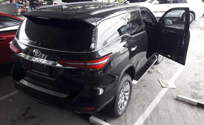 ผ้ายาง ปูพื้น Toyota Fotuner 2020 กระดุมสีเทา