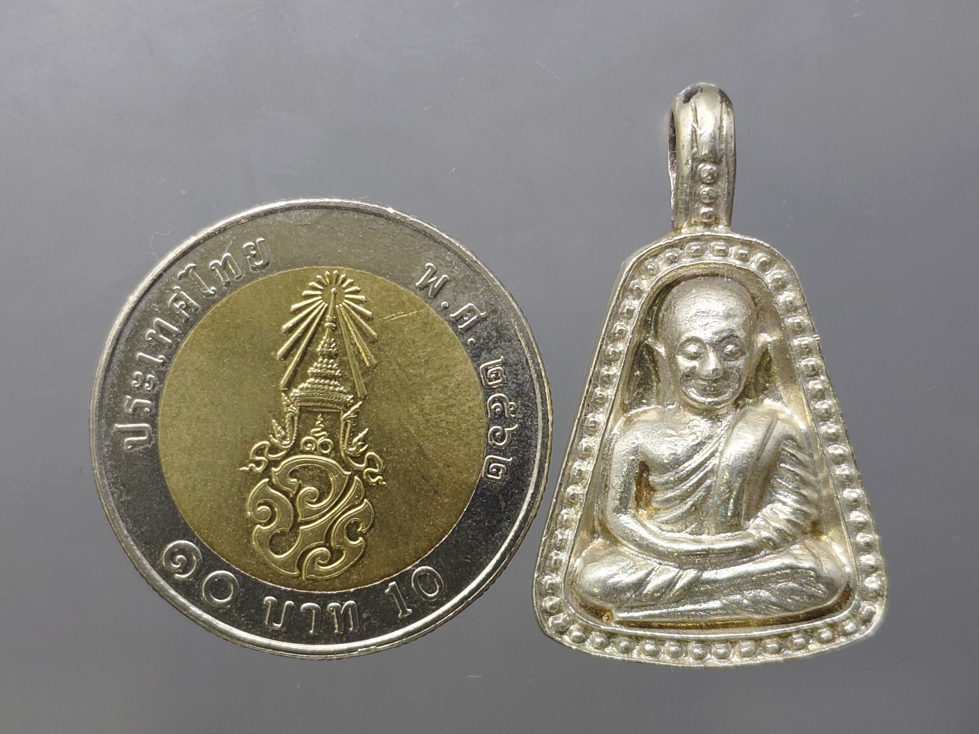 เหรียญจอบใหญ่ หลวงพ่อเงิน วัดบางคลาน เนื้อเงิน รุ่น 91 ปี กรมเสมียนตรา กระทรวงกลาโหม ปี2543 พร้อมกล่องเดิม