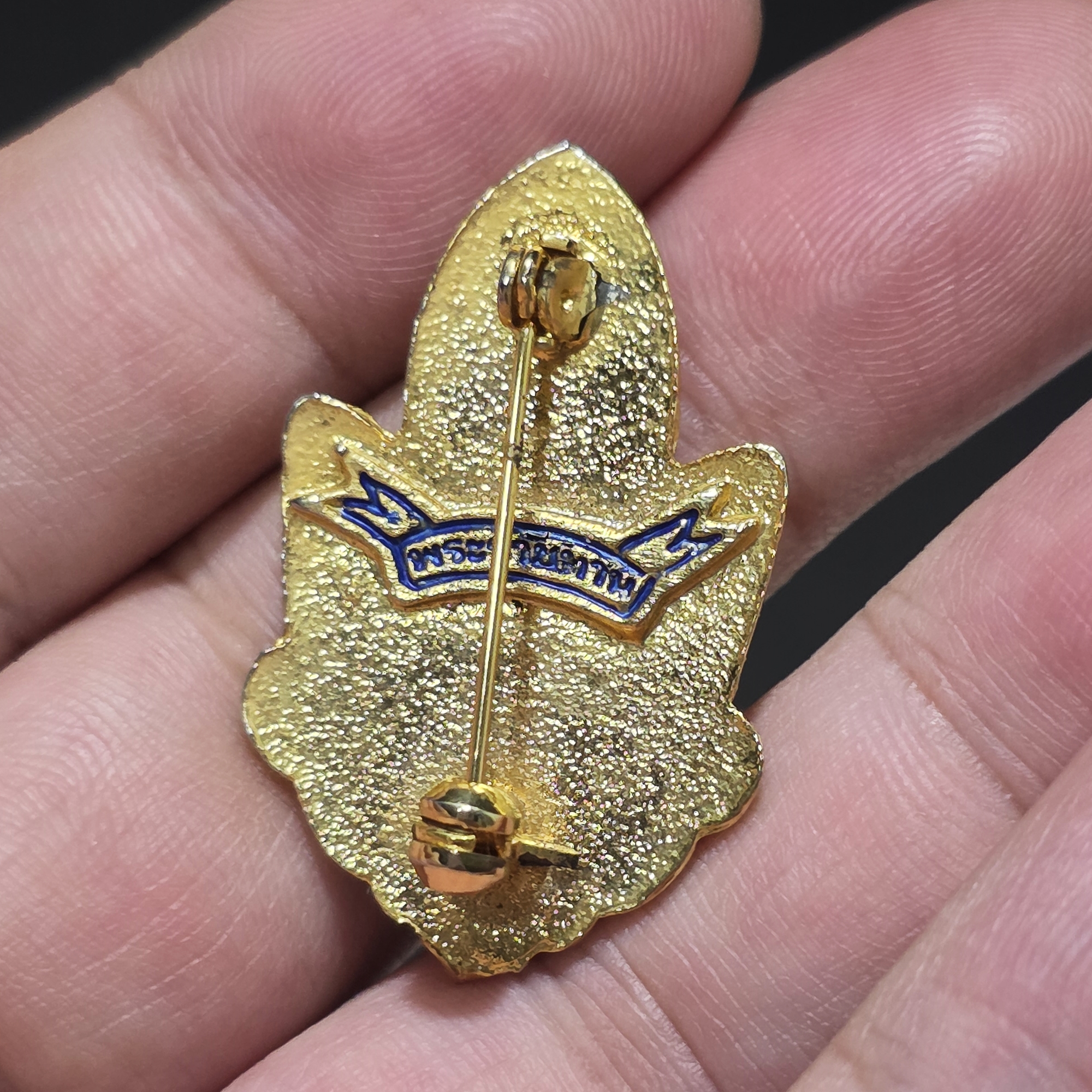 เข็มกลัดพระราชทาน ภปร กะไหล่ทอง ทีระลึกงานพระราชพิธีกาญจนาภิเษก ปี พ.ศ.2539 พร้อมกล่องเดิม