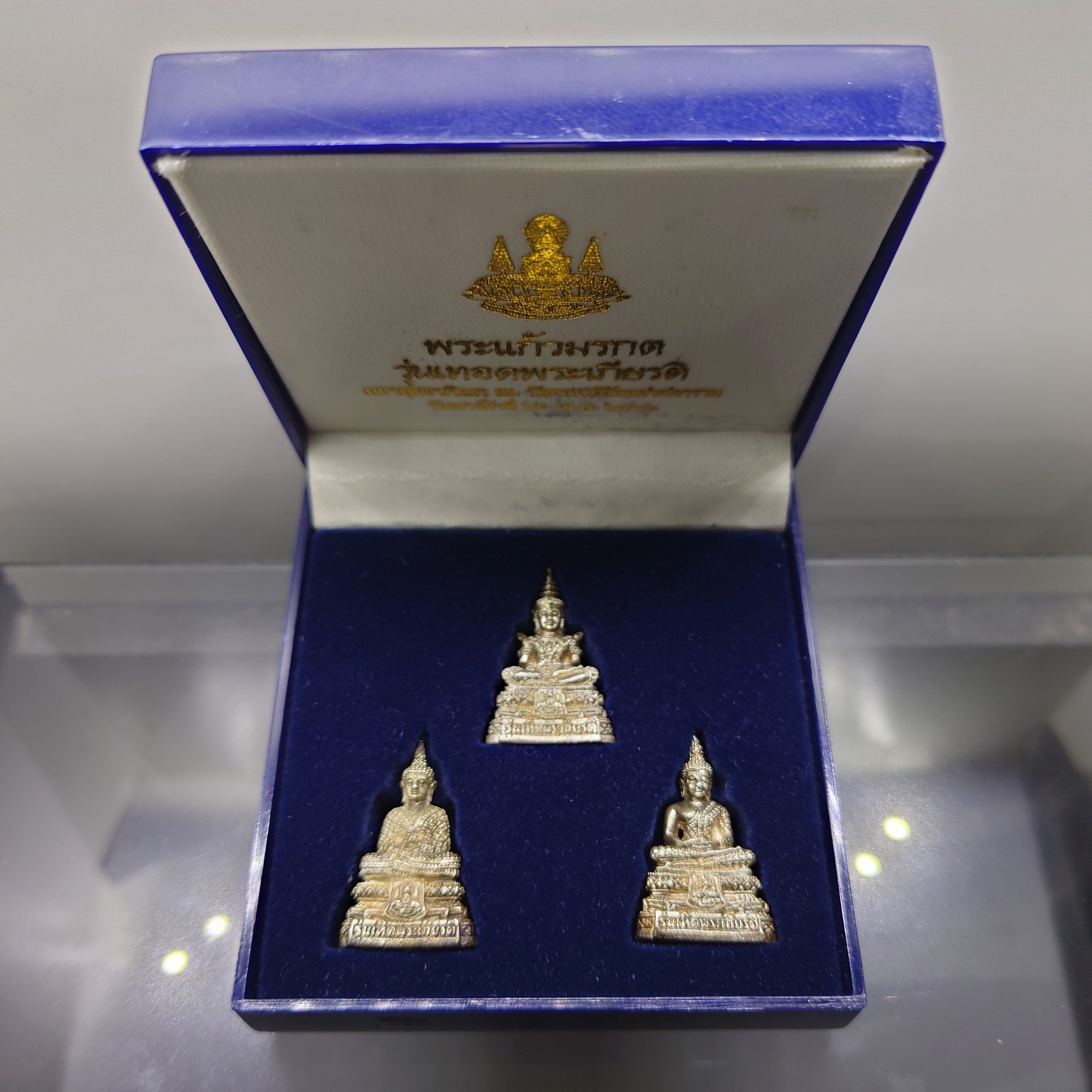 พระแก้วมรกต 3 ฤดู รุ่นเทอดพระเกียรติ เนื้อเงิน มหาพุทธาภิเษก ณ วัดพระศรีรัตนศาสดาราม ปี2540 พร้อมกล่อง