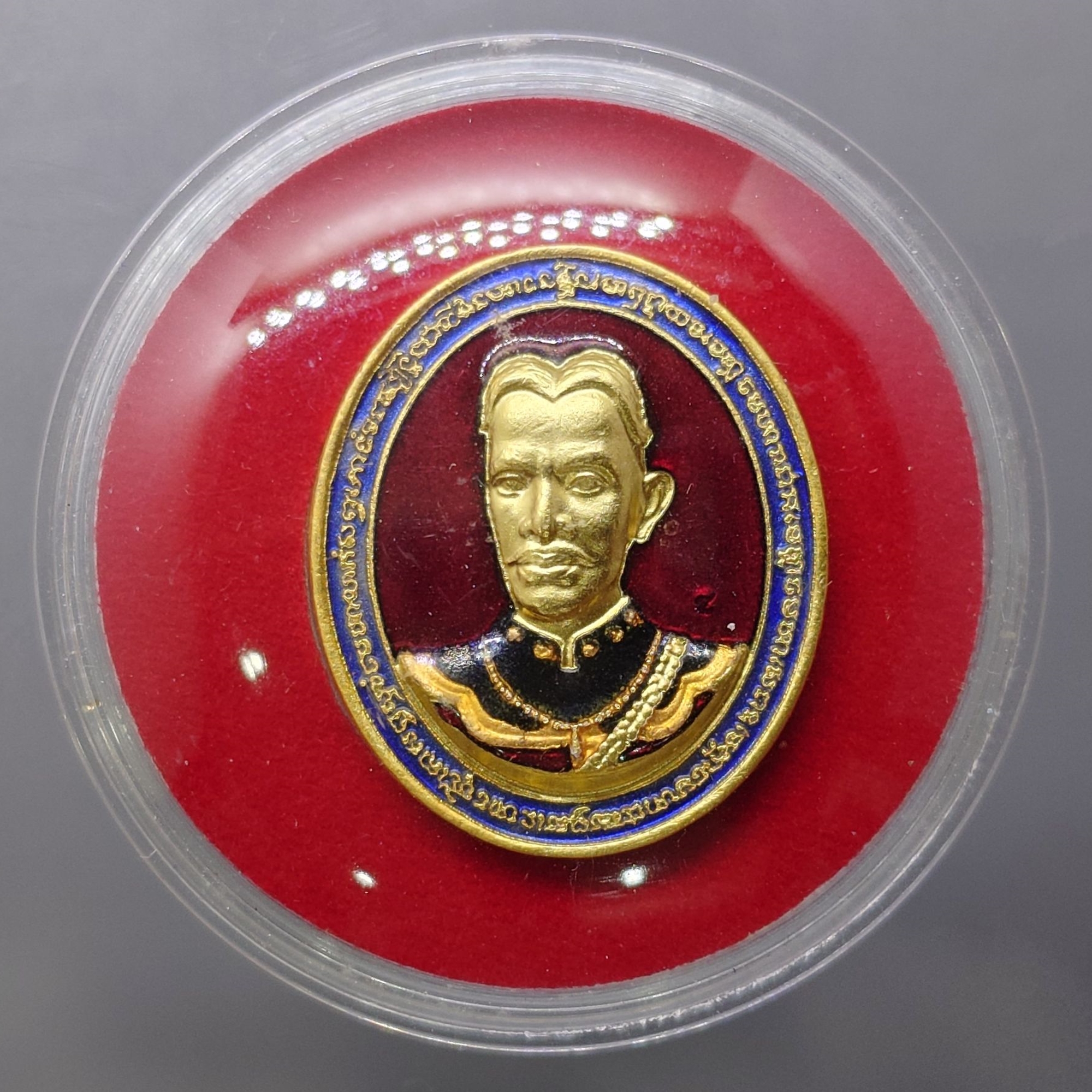 เหรียญสมเด็จพระเจ้าตากสินมหาราช หลังตรามหาเดช รุ่นโชคมงคล เนื้อกาหลั่ยทองลงยา ตรีทศเทพวรวิหาร ปี2551 พร้อมกล่อง