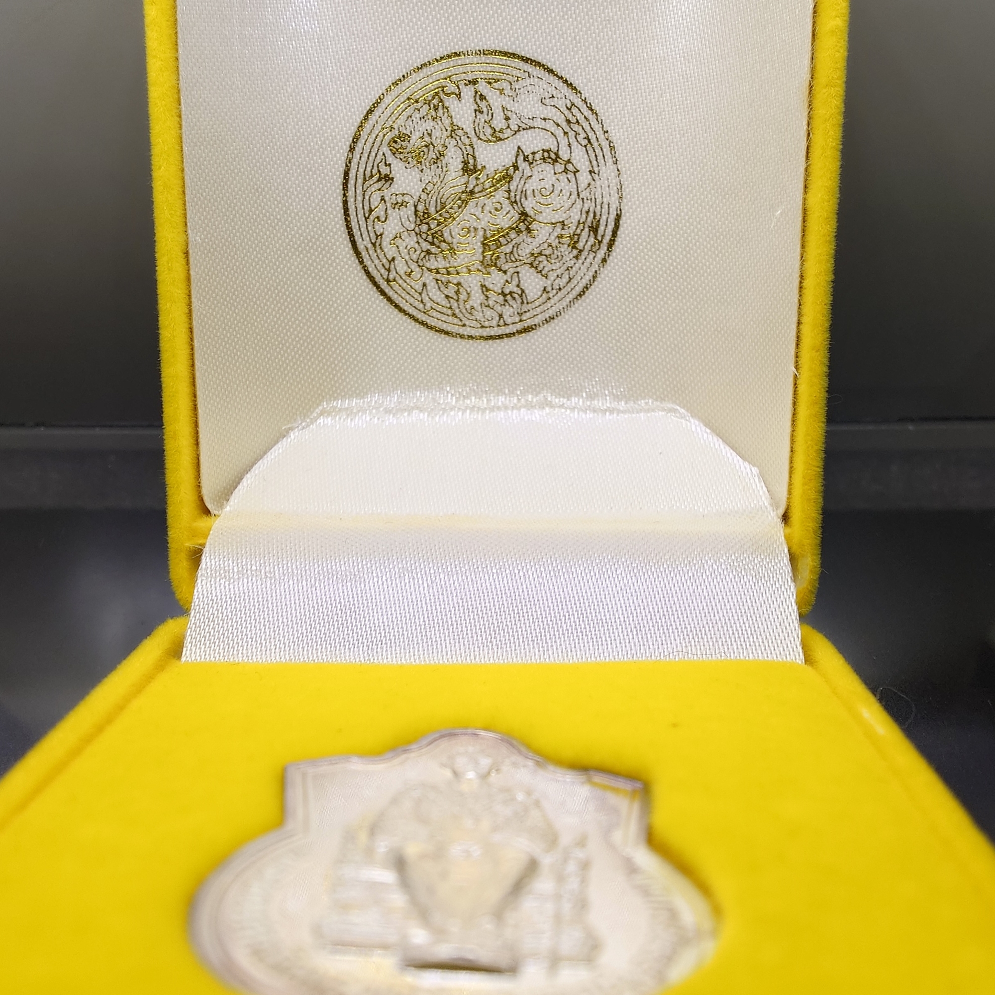 เหรียญในหลวงนั่งบัลลังก์ เนื้อเงินขัดเงา ที่ระลึกฉลองครองราชย์ 50 ปี จัดสร้างโดยกระทรวงมหาดไทย พ.ศ.2539 พร้อมกล่องเดิม