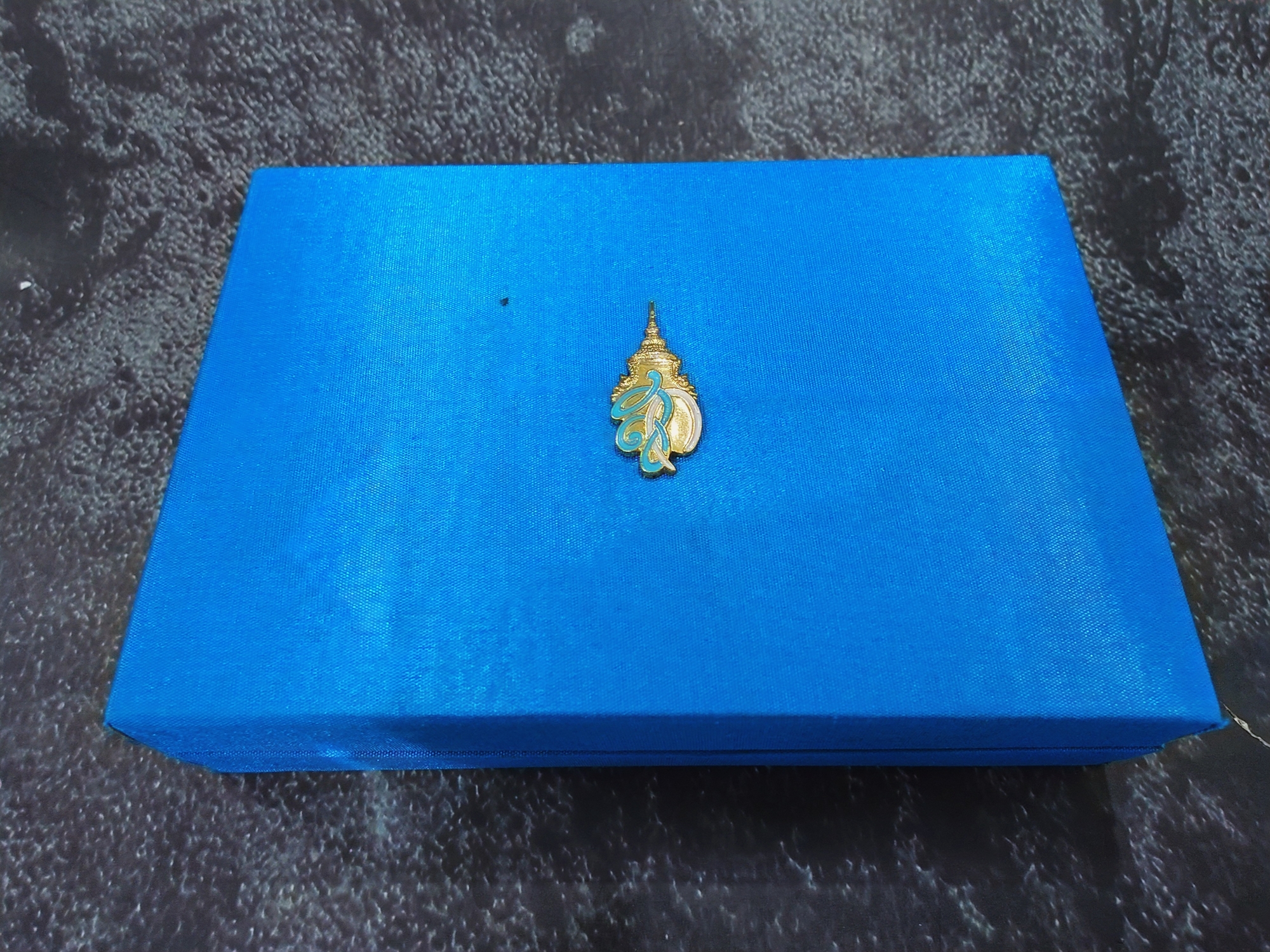 เหรียญสมเด็จพระนเรศวรมหาราช รุ่นสู้ หลังพระนามาภิไธย สก. ปี2548 ชุดกรรมการ 3 เนื้อ พร้อมกล่องเดิม