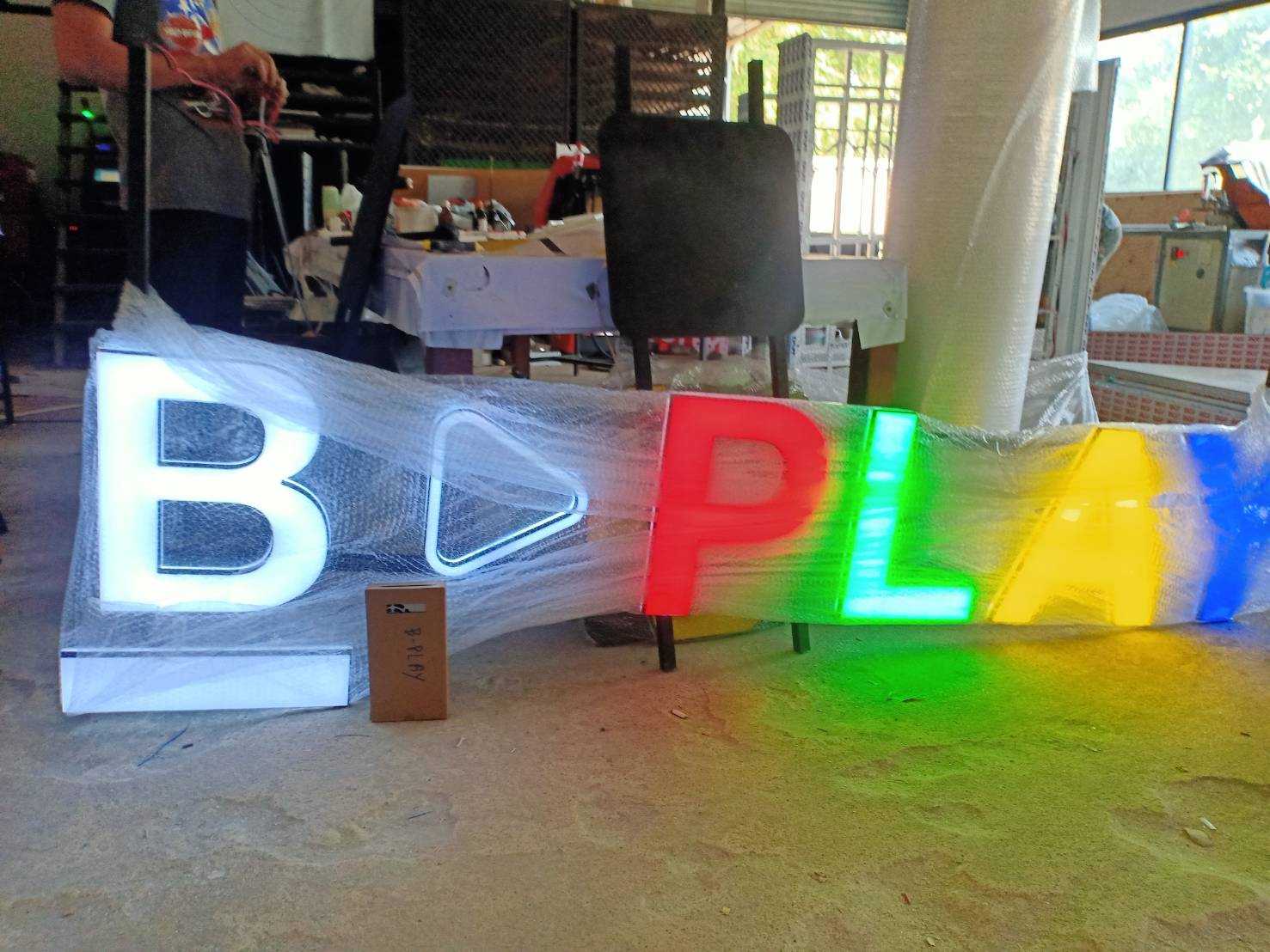 ป้ายตัวอักษรออกไฟแอลอีดีพร้อมขาห้อยเพดาน งานB-PLAY
