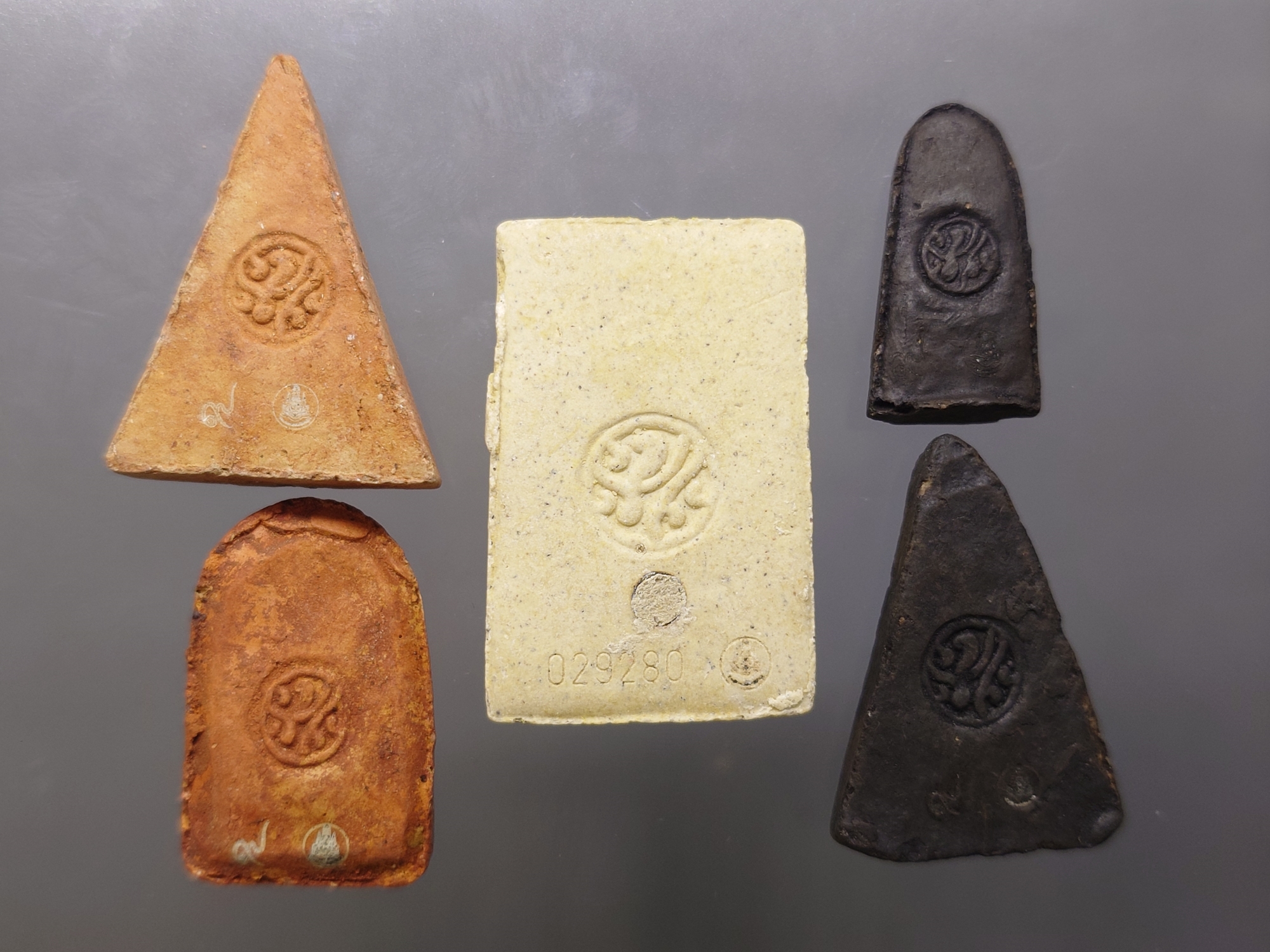 พระเบญจภาคี ภ.ป.ร. เนื้อผง ที่ระลึกสร้างวิทยาลัยการอาชีพ วังไกลกังวล วิทยาเขตชะอำ ปี2549 พร้อมกล่องเดิม