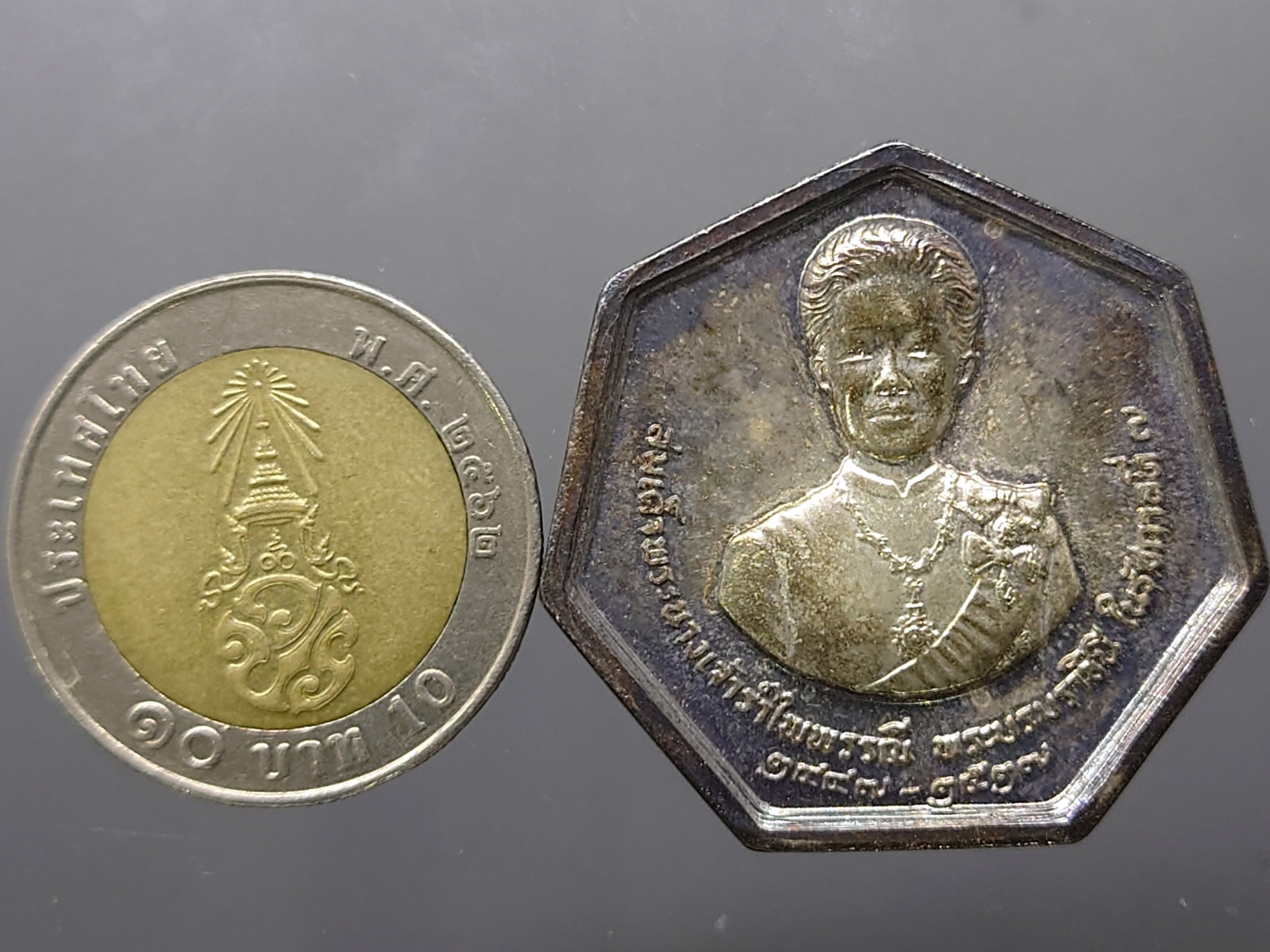 เหรียญระลึก พระราชพิธีถวายพระเพลิงพระบรมศพ พระนางเจ้ารำไพพรรณี เนื้อเงิน ปี 2528 พร้อมกล่องเดิม (ฝากล่องเขี้ยวล็อคหัก)