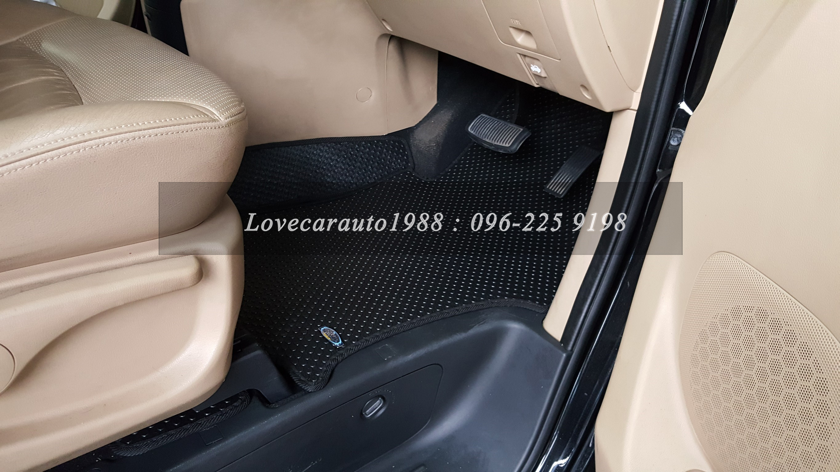 ยางปูพื้นรถยนต์ Hyundai H1-MAESTO กระดุมเล็กสีดำ
