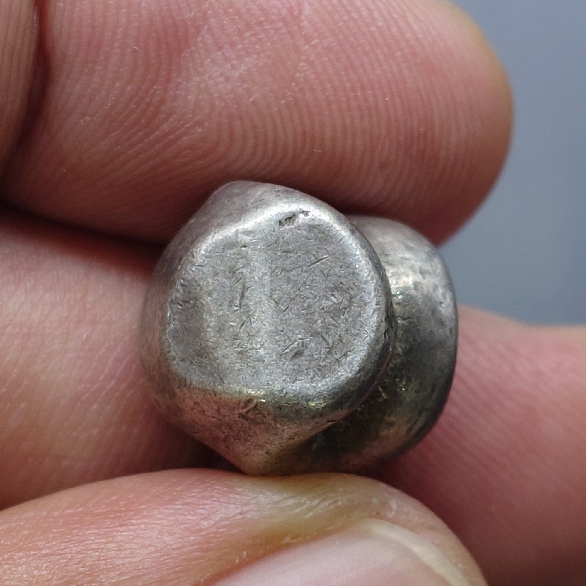 พดด้วง ขนาด 1 บาท ตราครุฑ - พระแสงจักร สมัยรัชกาลที่ 2 สภาพสวย