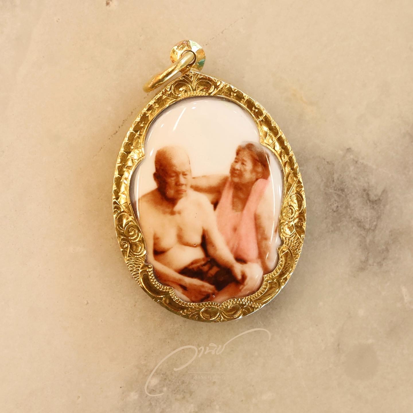 รับทำล็อกเก็ตเลี่ยมกรอบทอง Gold Locket By WANICH JEWELRY