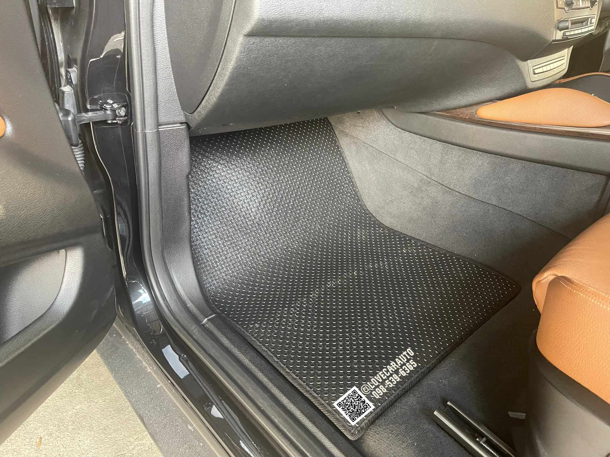 พรมปูพื้นรถยนต์ Bmw X6 2011 กระดุมเล็กสีดำ