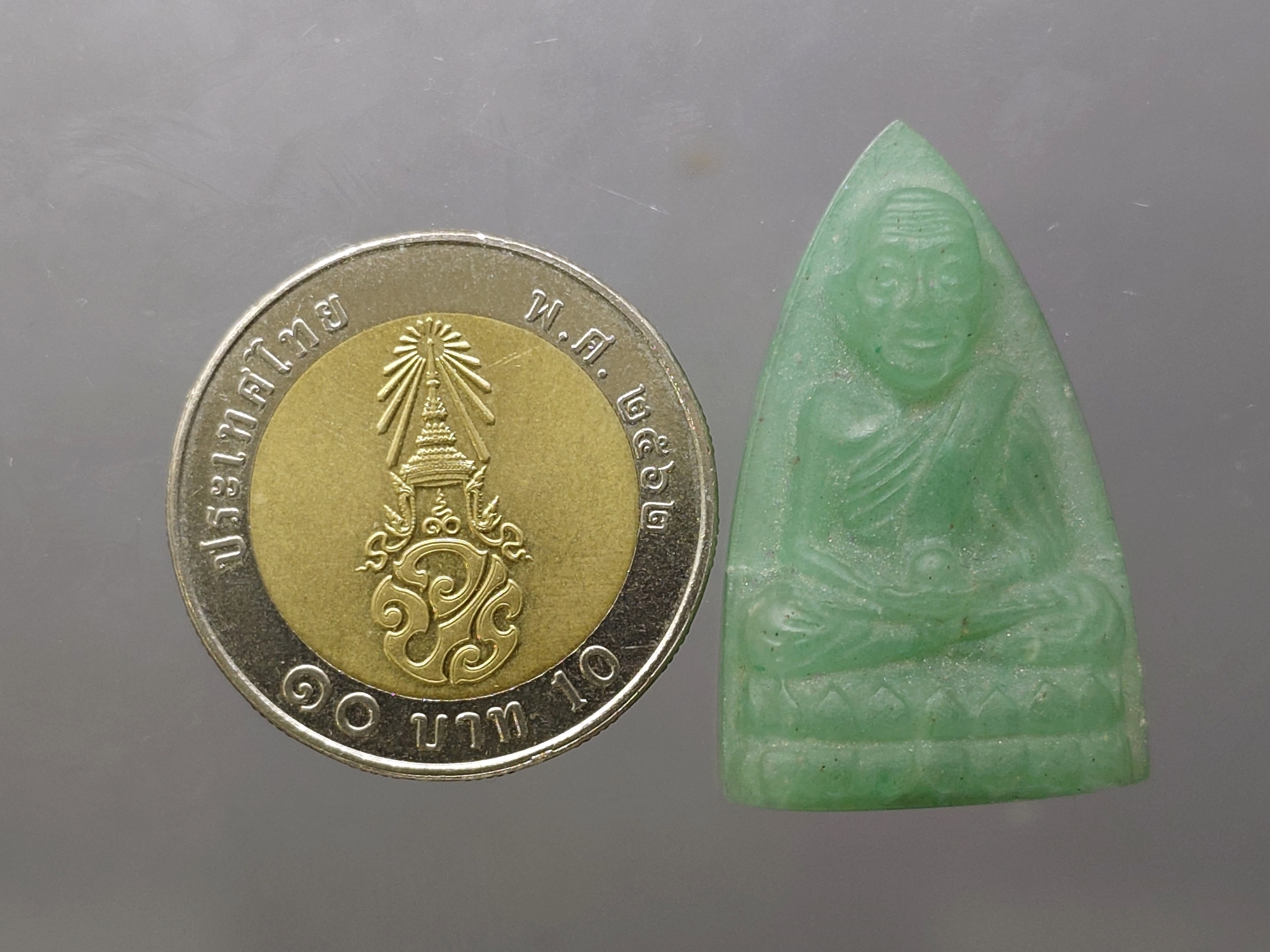 หลวงปู่ทวดหยก พิมพ์ใหญ่ หลังฝังหมุดทองคำแท้ วัดพะโคะ จ. สงขลา ปี 2543 พร้อมกล่องเดิม จัดสร้างโดย สมาคมชาวเพชรบุรี