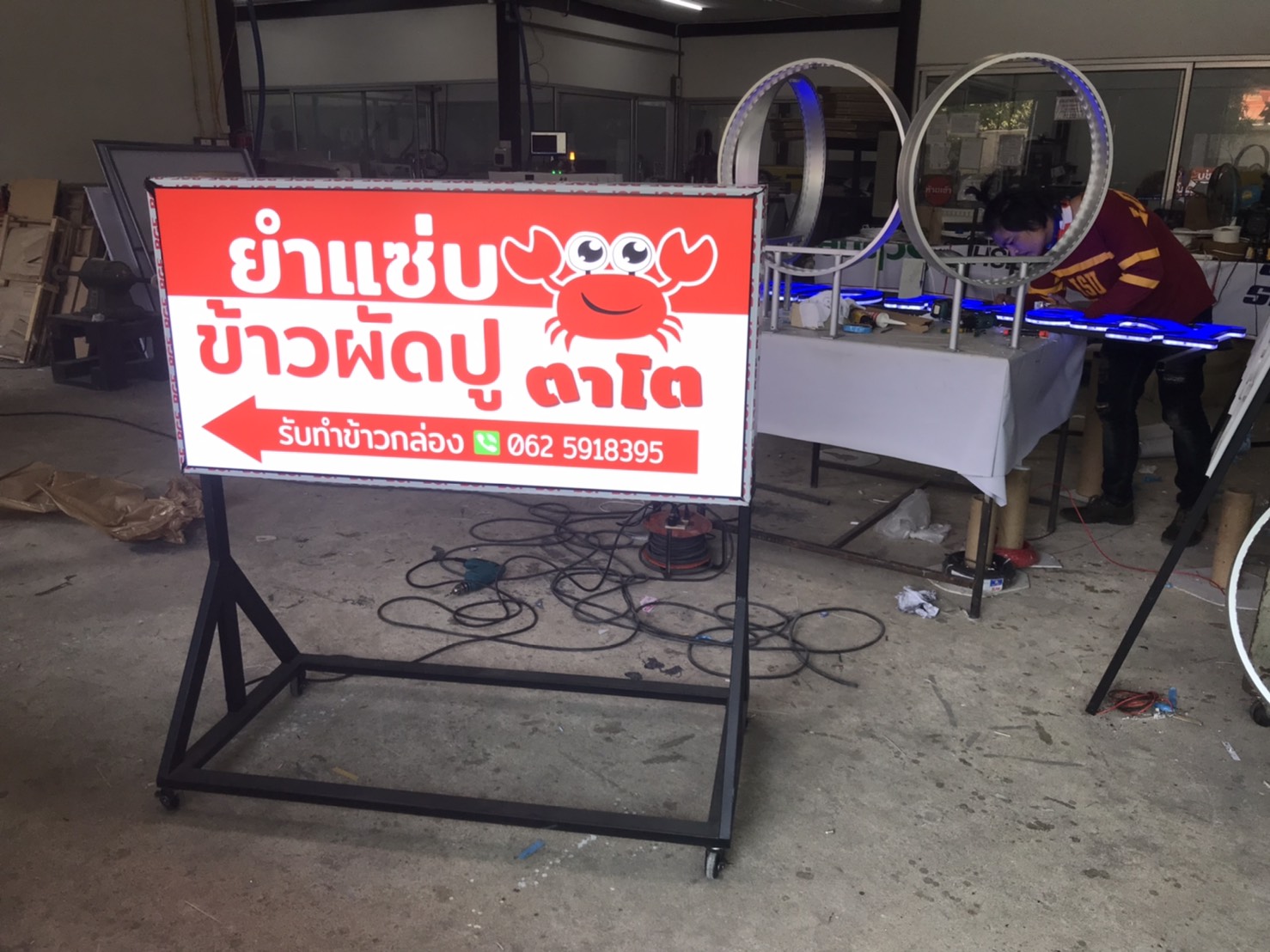 งานป้ายไฟล้อเลื่อนอลูมิเนียมใส่ไฟแอลอีดี งานป้ายร้านอาหาร ป้ายไฟล้อเลื่อนยำแซ่บ ข้าวผัดปูตาโต