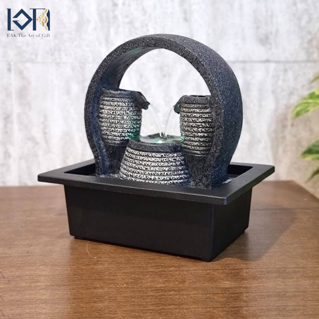 น้ำพุล้นตั้งโต๊ะ รุ่นสายน้ำแห่งโชคลาภ21025 เป็นรูปเหยือรินน้ำเข้าหากัน ให้ความหมายถึงเงินทองไหลริน