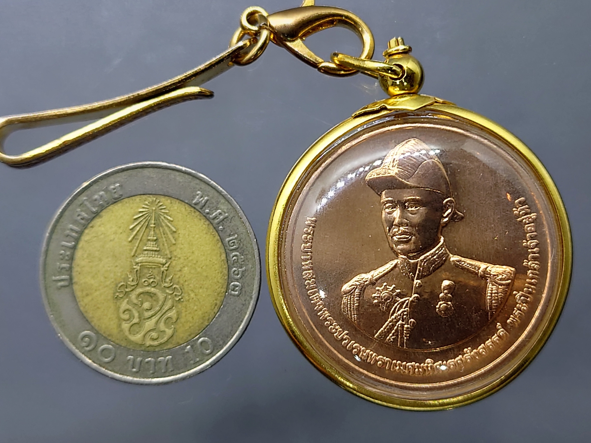 เหรียญพระปิ่นเกล้าเจ้าอยู่หัว เนื้อทองแดง ที่ระลึกครบ 50 ปี โรงเรียนช่างฝีมือทหาร พ.ศ.2553 เลี่ยมพร้อมใช้ พร้อมกล่องเดิม