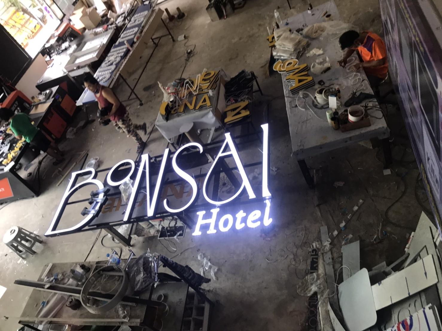 งานป้ายตัวอักษรไฟออกหน้าแอลอีดีพร้อมโครงเหล็ก งานป้ายชื่อโรงแรม BONSAI HOTEL