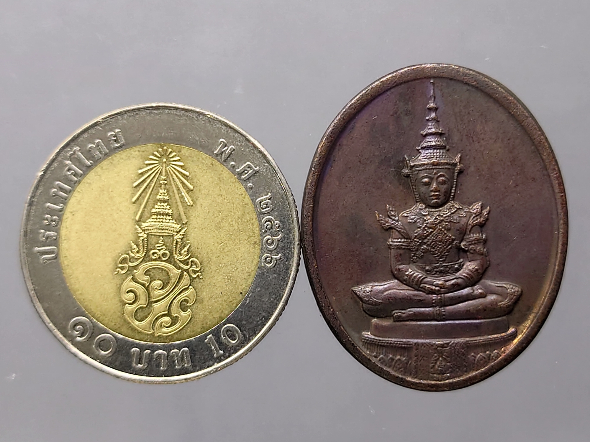 เหรียญพระแก้วมรกต ภปร รุ่นแรก ทรงเครื่องฤดูร้อน เนื้อทองแดงรมดำ ฉลองกรุงรัตนโกสินทร์ 200 ปี พ.ศ.2525