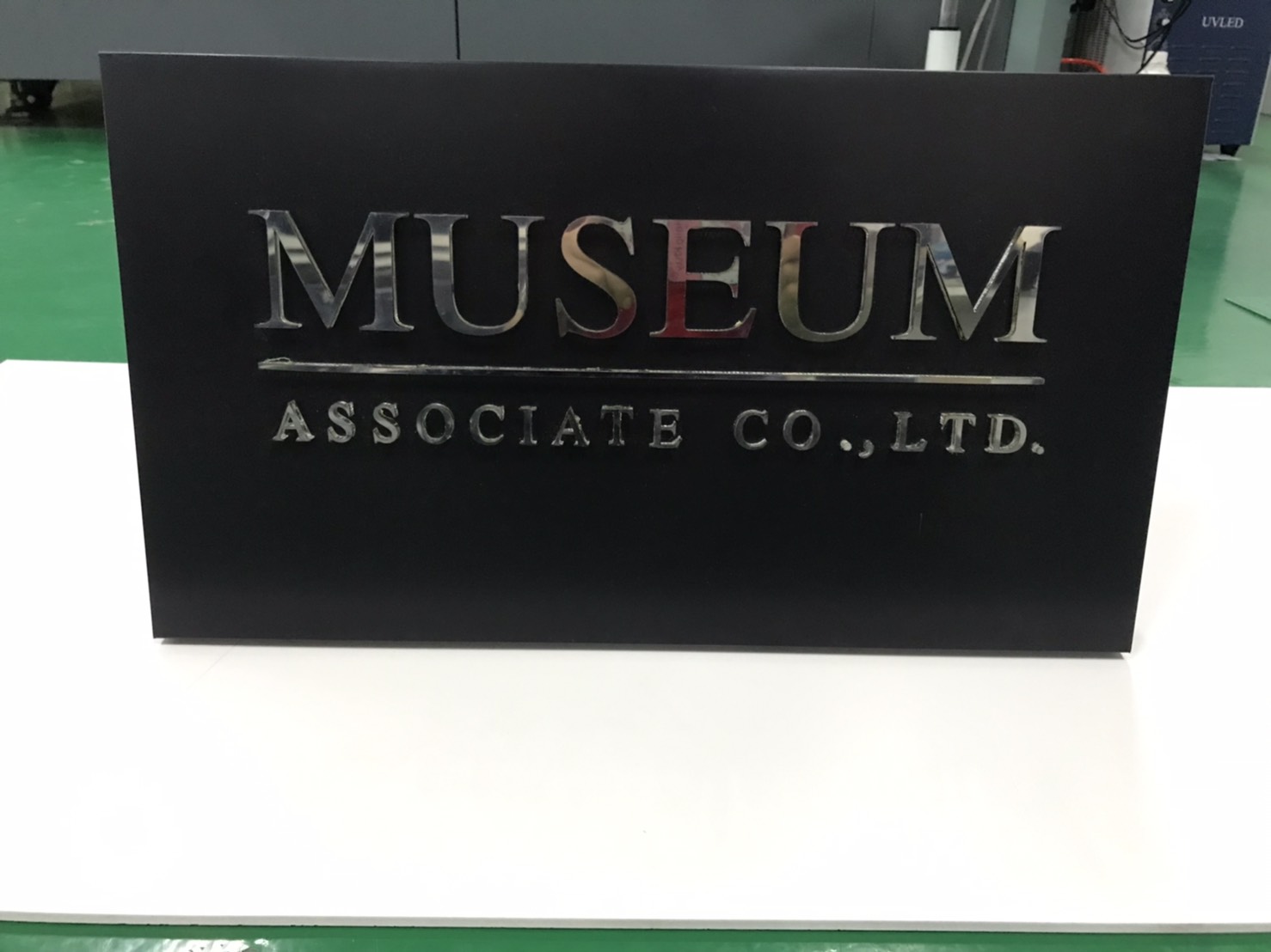 ป้ายบริษัท พื้นเป็นคอมโพสิต ตัวอักษรเป็นอะคริลิคปะหน้าด้วยอะคริลิคเงินเงา งานMUSEUM