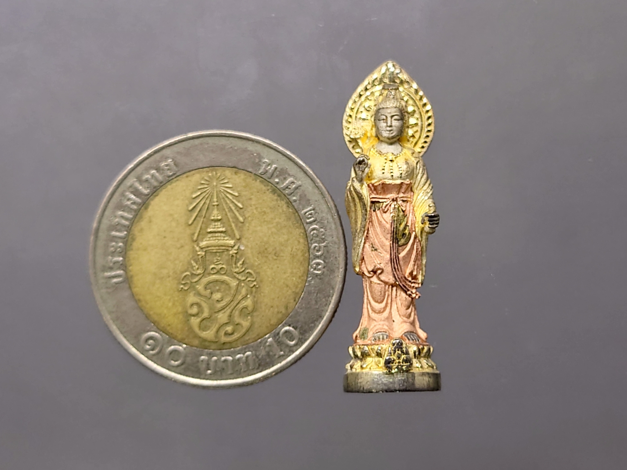 พระโพธิสัตว์อวโลกิเตศวร เจ้าแม่กวนอิม เนื้อเงินสามกษัตริย์ รุ่นฉลองปีกาญจนาภิเษก พิธีพุทธาภิเษก อ.หาดใหญ่ จ.สงขลา ปี2540 พร้อมกล่องเดิม