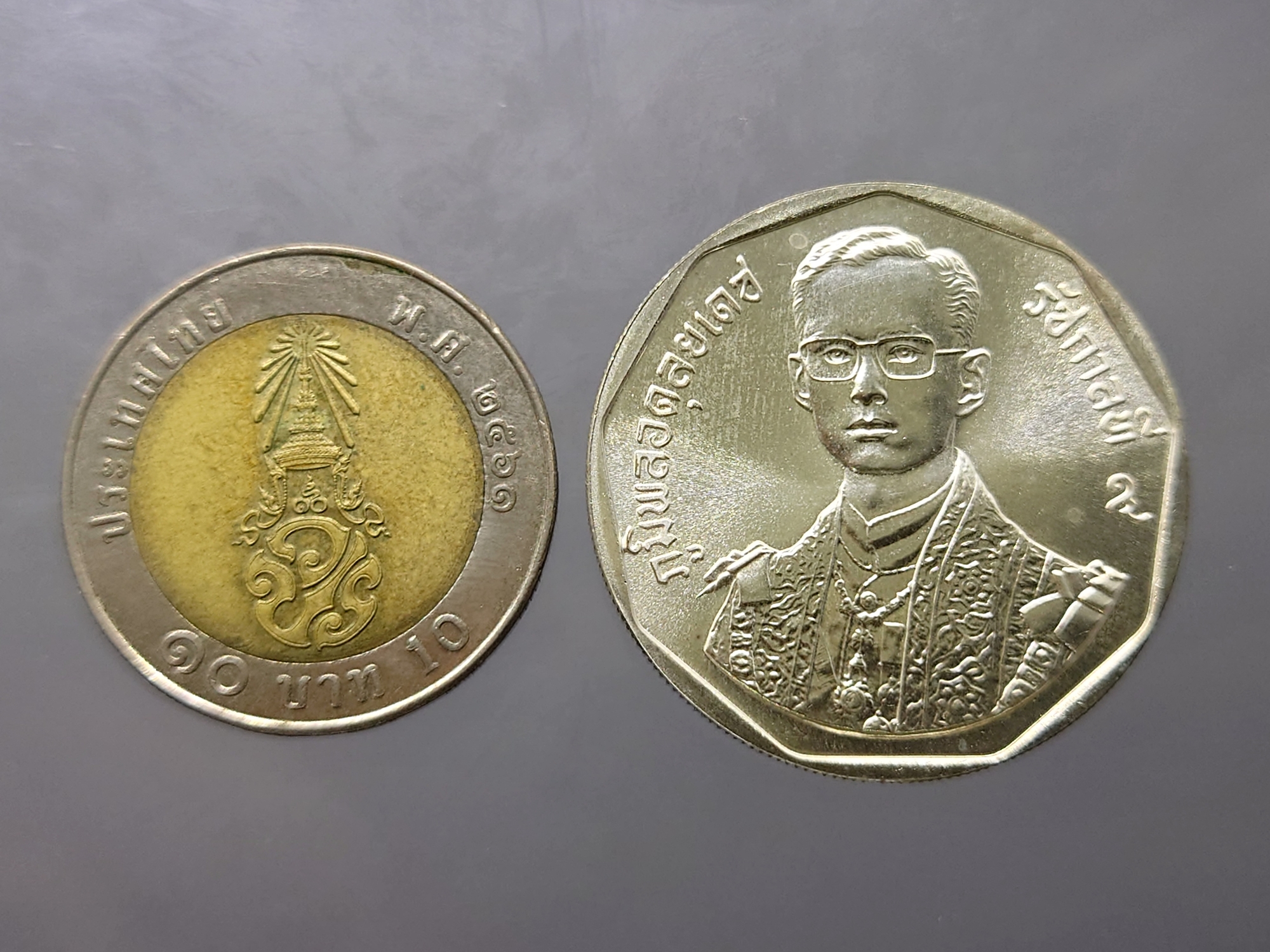 เหรียญเงิน 300 บาท ที่ระลึกพระราชพิธีรัชมังคลาภิเษก รัชกาลที่ 9 ปี พ.ศ.2531 ไม่ผ่านใช้