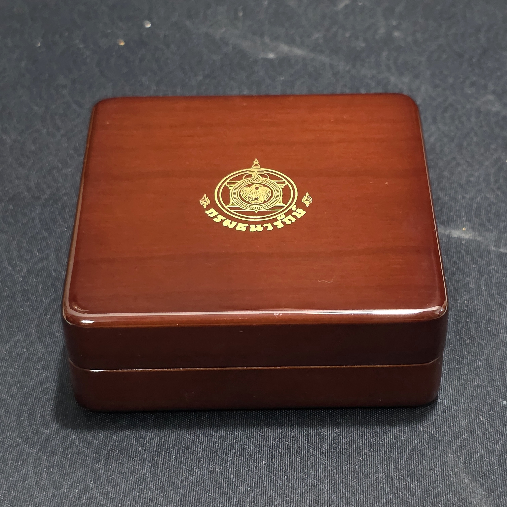 เหรียญทองคำเงา 16000 บาท (หนัก 15 กรัม) ที่ระลึกฉลองพระชนมายุ 5 รอบ เจ้าฟ้าจุฬาภรณ์ พ.ศ.2560 พร้อมกล่อง และใบเซอร์