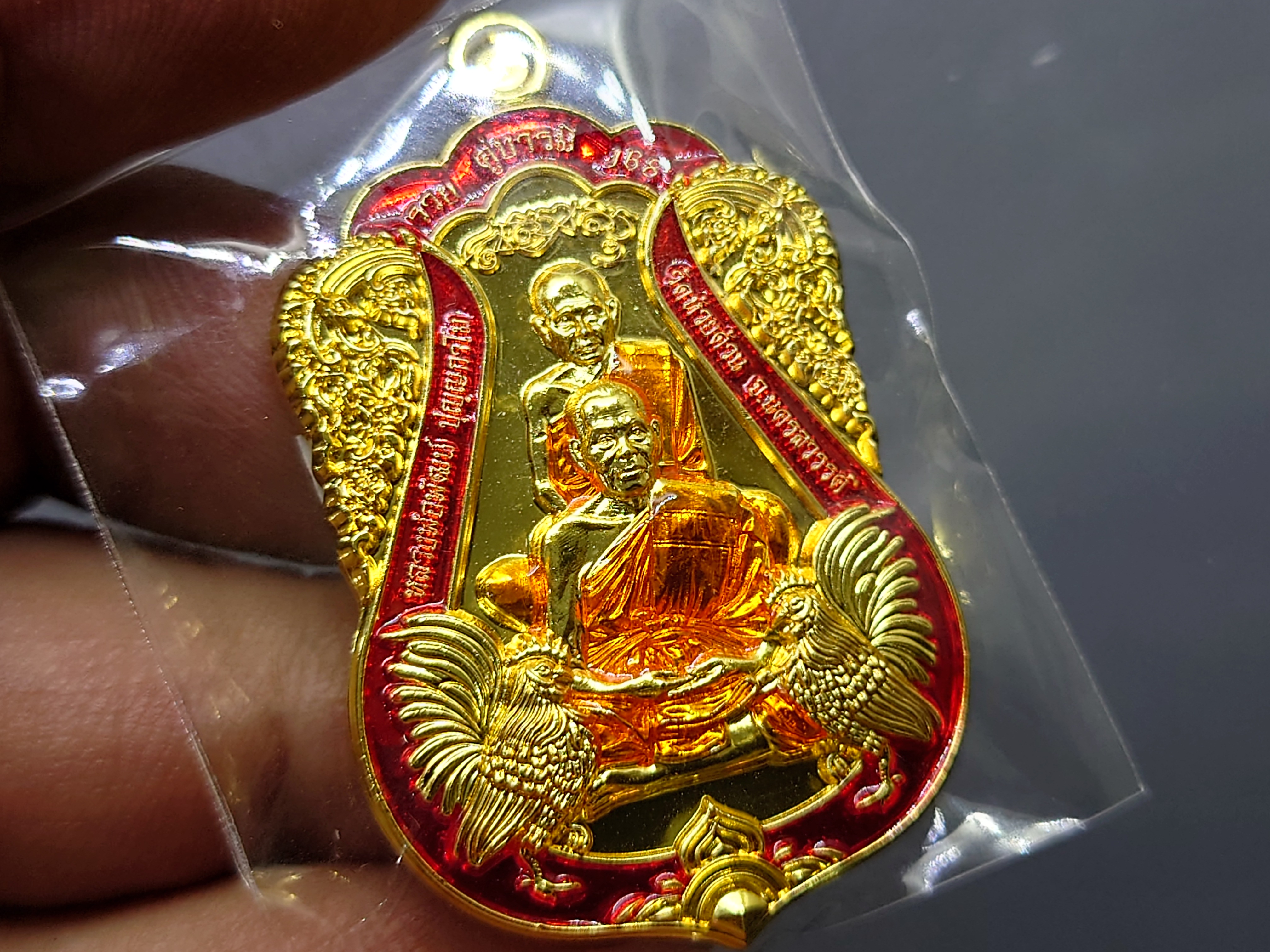 เหรียญเสมา รุ่นรวยคู่บารมี 168 เนื้อกาหลั่ยทอง ลงยาจีวร ขอบแดง บนแดง หลวงพ่อพัฒน์ วัดห้วยด้วน โคท 193 ซีลเดิมๆ