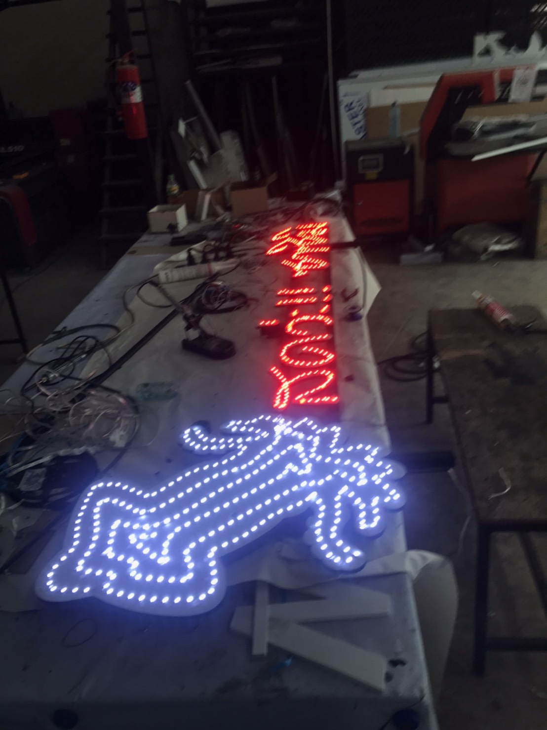 ป้ายไฟตัวอักษรไฟออกหน้าอลูมิเนียมแอลอีดี งานปลาหมึกย่าง สดว่า ซาซึมิ