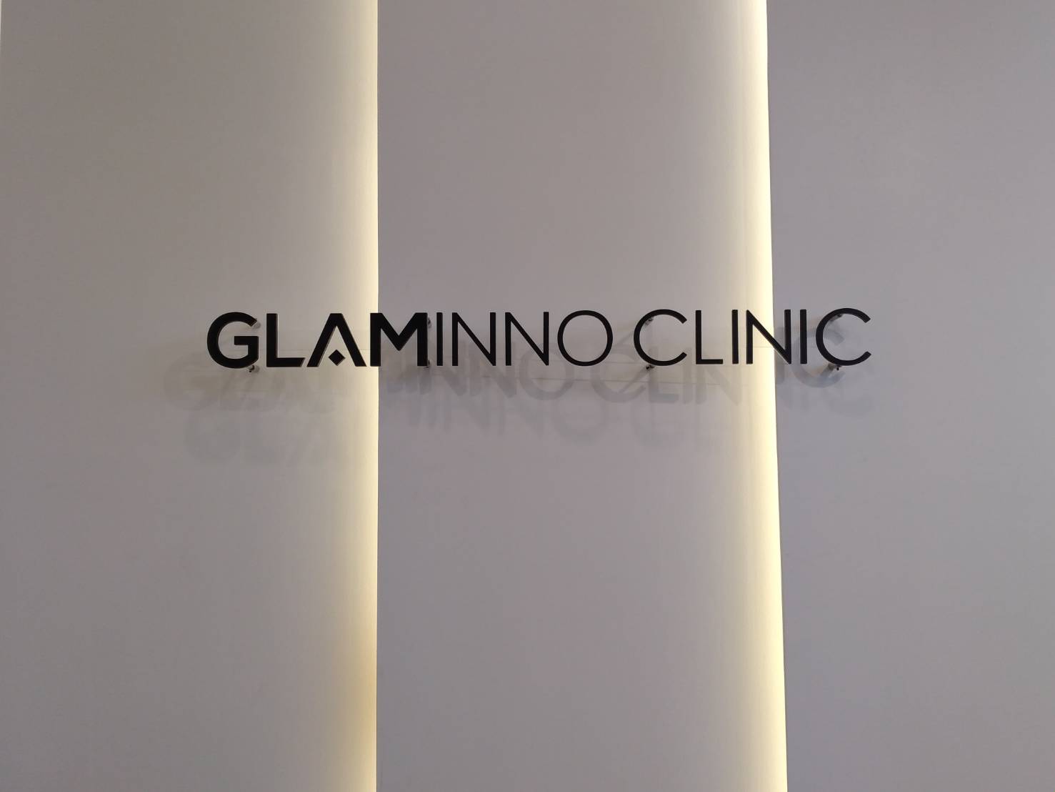 งานป้ายตัวอักษรโลหะ งานGLAMINNO CLINIC