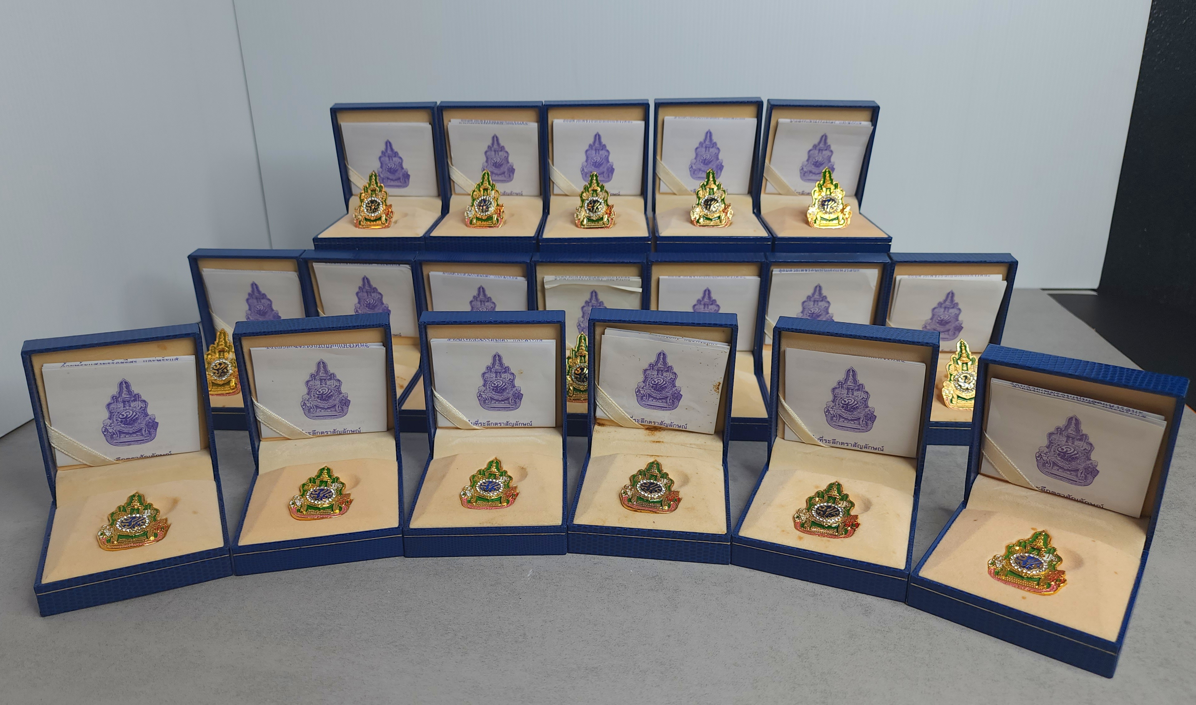 เข็มกลัด เข็มที่ระลึก ฉลองสิริราชสมบัติครบ 60ปี 2549 จัดทำโดยสำนักงานปลัดสำนักนายกรัฐมนตรี (สปน.) พร้อมกล่องและใบเซอร์