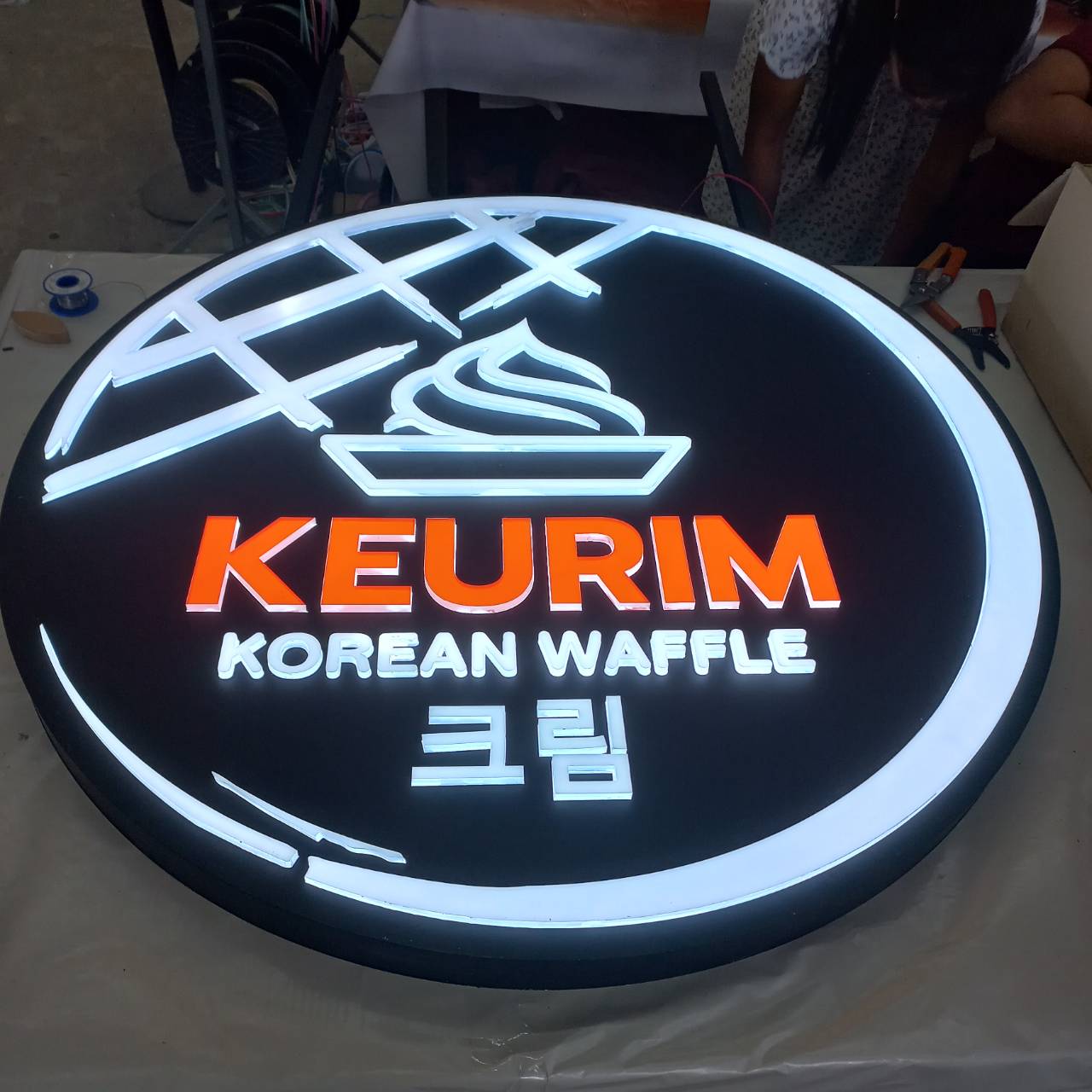 ป้ายกล่องไฟตัวอักษรไฟออกหน้า ป้ายร้านอาหารเกาหลี KEURIM KOREAN WAFFLE