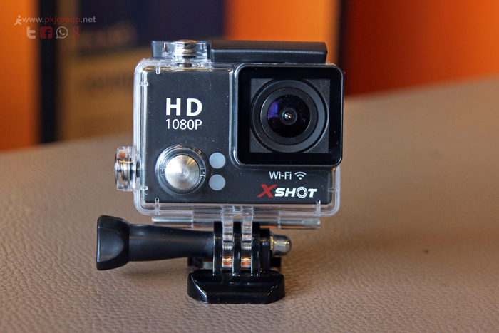 กล้อง Action Camera อันนี้ใส่กล่องกันน้ำเรียบร้อยแล้วครับ จะเป็นกล่องใสๆ สามารถที่จะกดปุ่มจากด้านนอกได้อย่างง่ายดาย ซึ่งถือว่าโอเคเลยนะครับในเรื่องวัสดุ แต่ผิวเป็นผิวเงา ซึ่งทำให้เกิดรอยนิ้วมือได้อย่างง่ายและชัดเจน