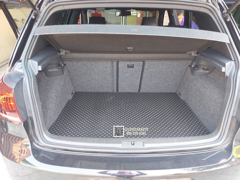 พรมปูพื้นรถยนต์ 6D Volkswagen Golf โฟล์คสวาเกนกอล์ฟ 2010 สีดำด้ายดำ ลายเคฟล่า + ท้ายกระดุมดำ