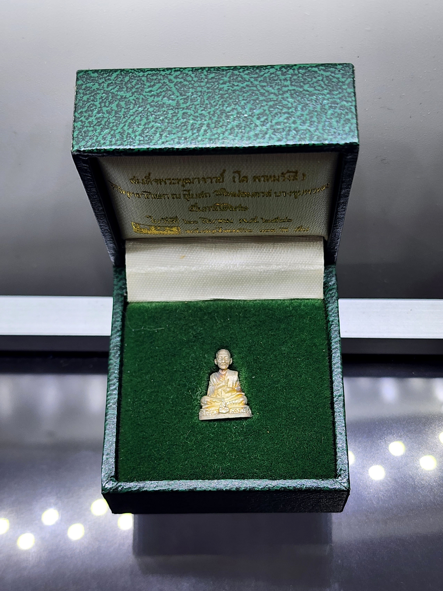 สมเด็จพระพุฒาจารย์ (โต พรหมรังสี) ลอยองค์ เนื้อเงิน พิมพ์เล็ก สูง 1.6 เซ็น วัดใหม่อมตรส บางขุนพรหม พ.ศ.2540 พร้อมกล่องเดิม