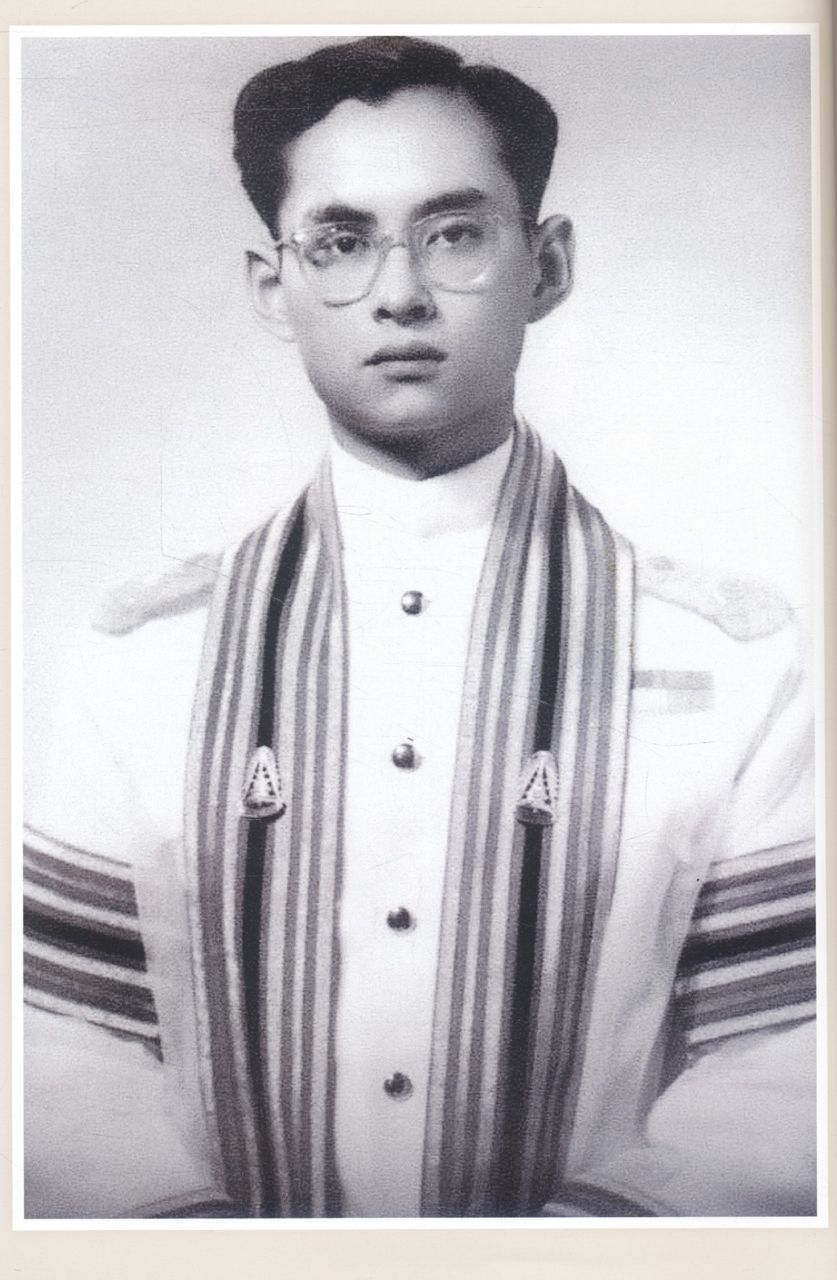 เทิดไว้เหนือเกล้า พระบาทสมเด็จพระปรมินทรมหาภูมิพลอดุลยเดช รัชกาลที่ ๙