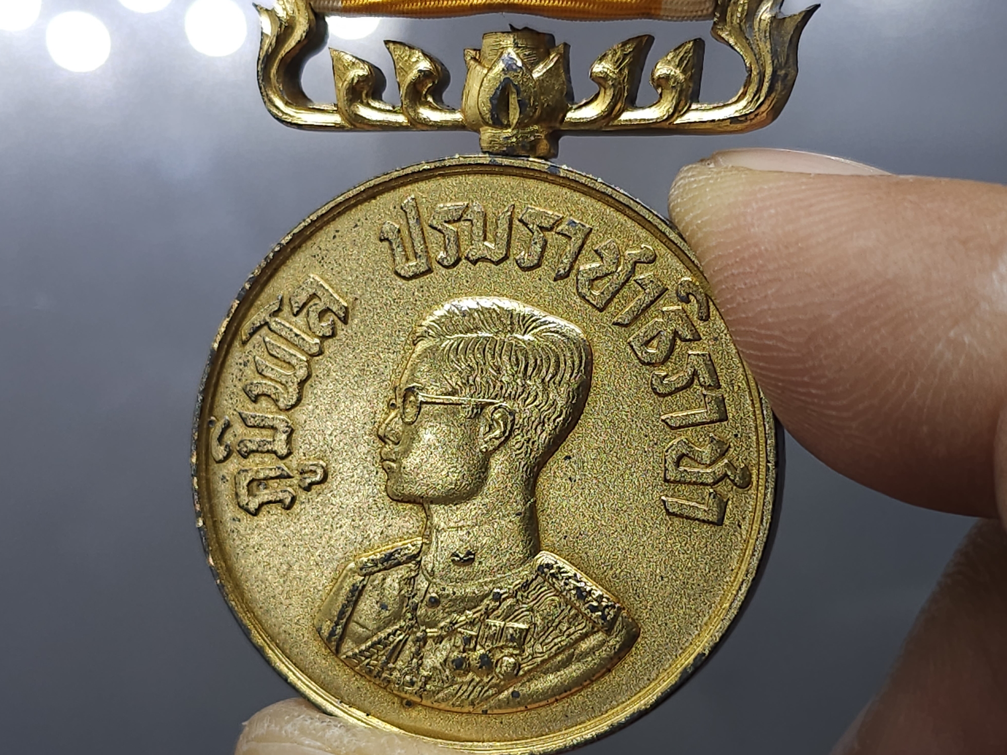 เหรียญราชรุจิยา ทิน์นมิท รัชกาลที่9 ภูมิพโล บรมราชาธิราชา เนื้อเงินกะหลั่ยทอง ปี2502 พร้อมแพรเดิม กล่องเดิม สภาพสวย หายาก