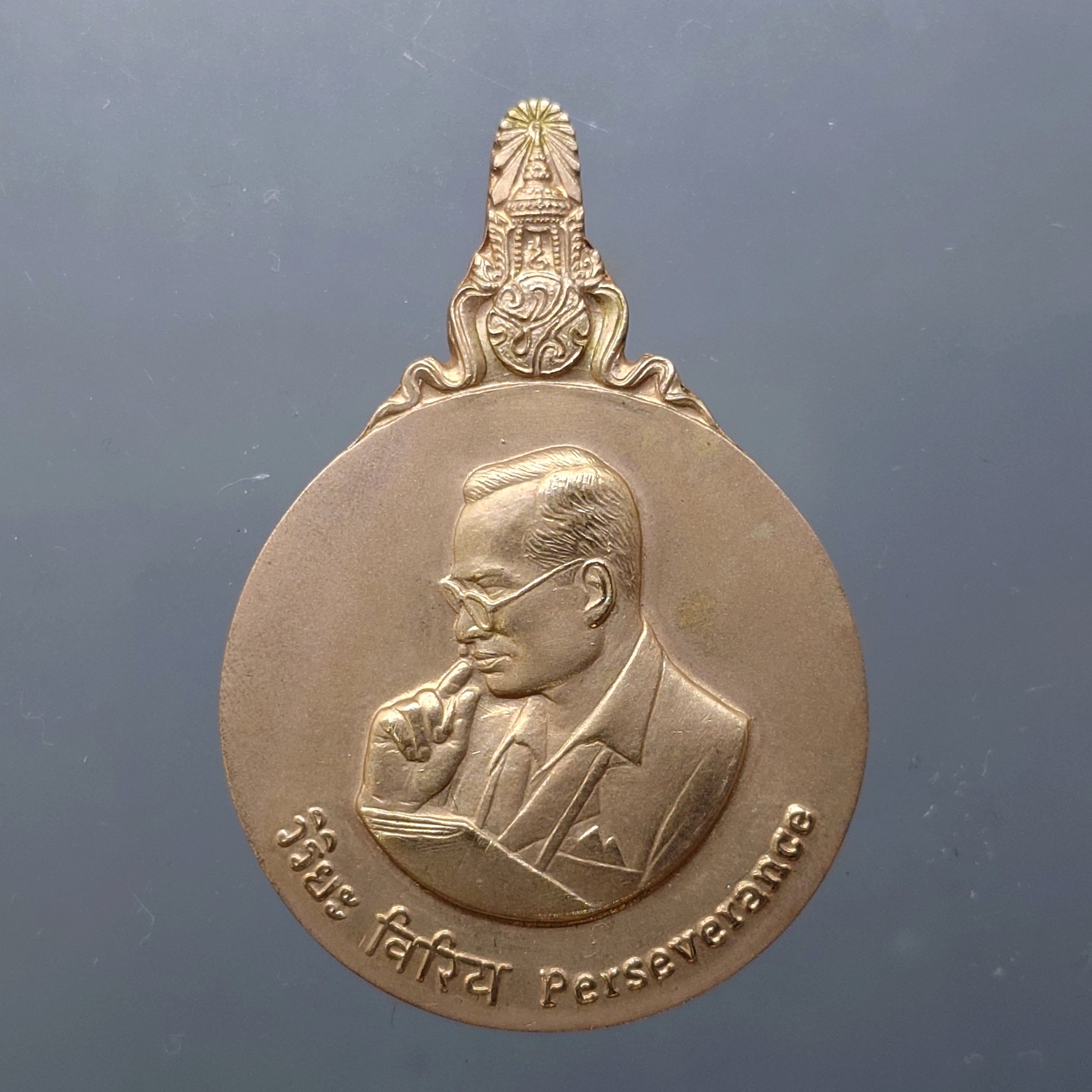 เหรียญพระมหาชนก ครบชุดทองคำ พิมพ์ใหญ่ (เนื้อทองคำ เนื้อนาก เนื้อเงิน ) บล็อก ป ขาด นิยม พร้อมหนังสือ พ.ศ.2539 สภาพสวย แท้ ดูง่าย