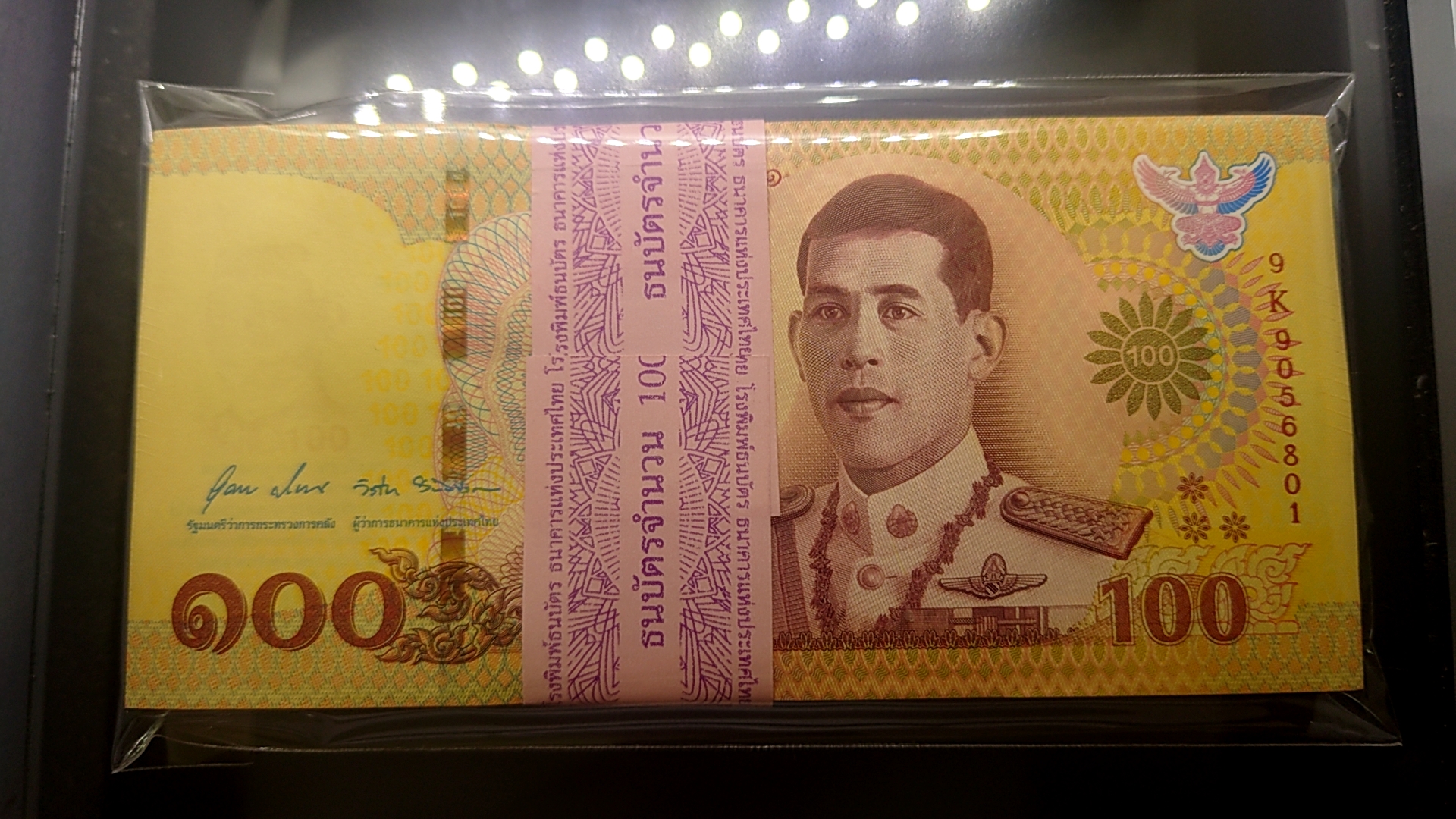 ธนบัตรยกแหนบ 100 ใบ เรียงเลข หมวด 9 K มีเลข 9 หน้า 9 หลัง ธนบัตร 100 บาท ที่ระลึกเนื่องในพระราชพิธีบรมราชาภิเษก รัชกาลที่10 พุทธศักราช 2562 ไม่ผ่านใช้