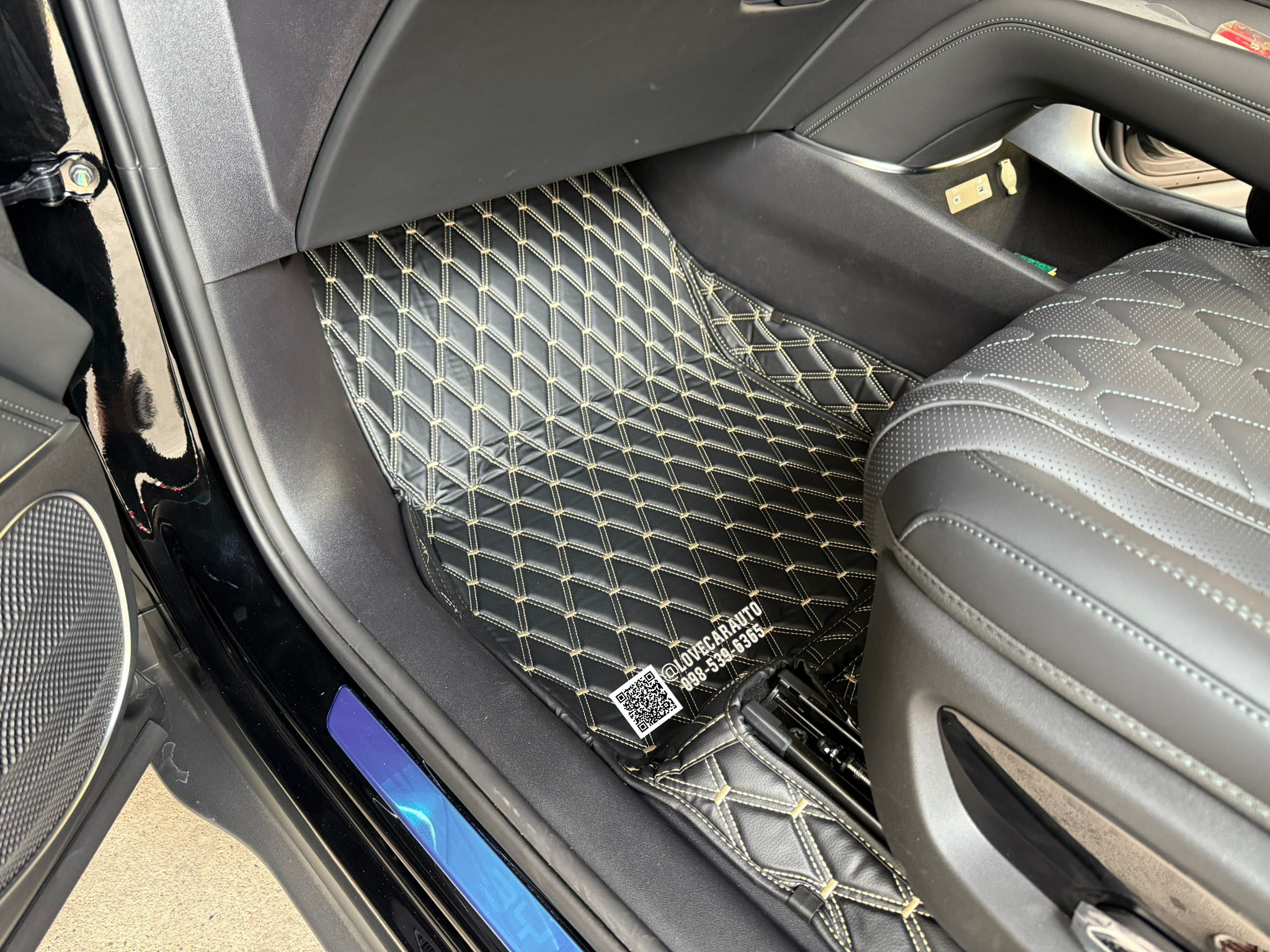 พรมปูพื้นรถยนต์ 6D Byd Sealion7 สีดำด้ายทอง