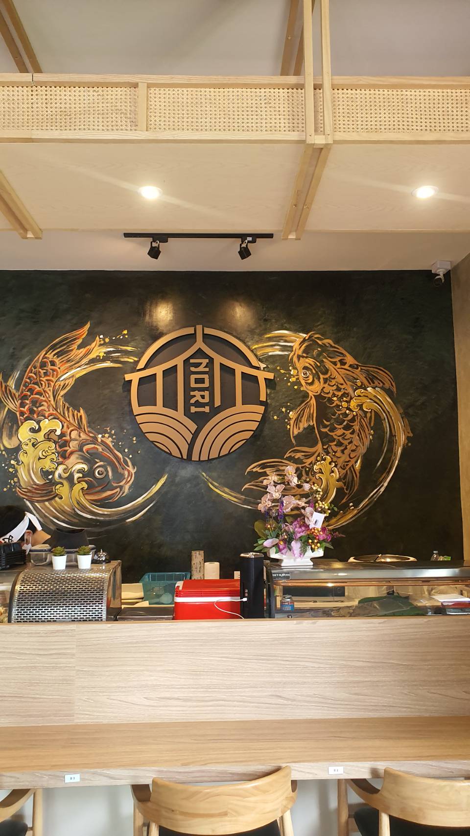 ป้ายอะคริลิคฉะลุแปะด้วยสแตนเลสทอง งานNORI