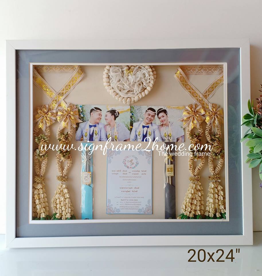 กรอบรูปทรงลึกงานแต่ง ลายไม้เรียบสีขาวโมเดิล ขนาด 20x24" ปูพื้นสีครีมอ่อน เสริม ขอบโฟโต้เม้าสีเทา ขาว