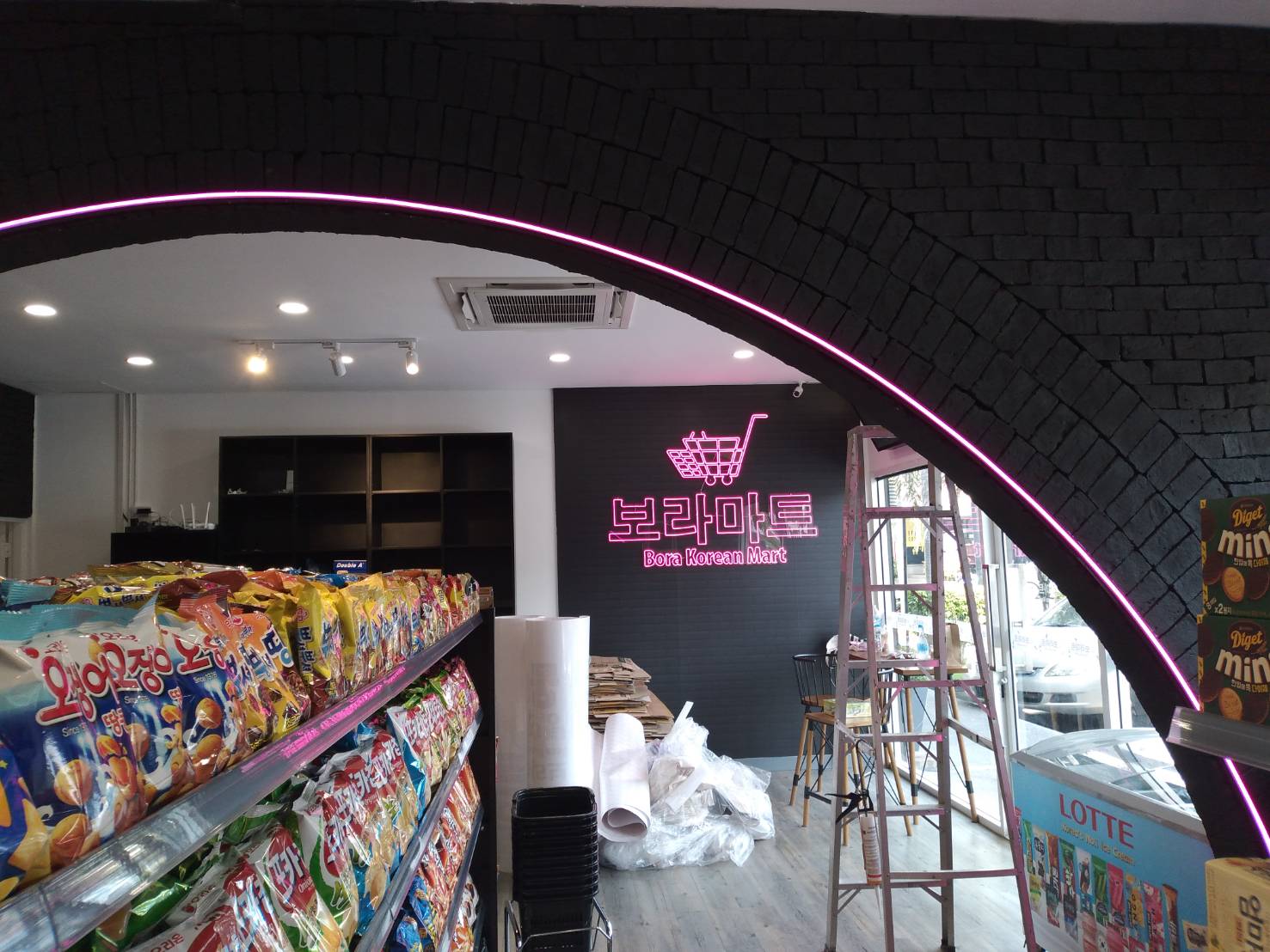 ป้ายไฟนีออนเฟล็คตกแต่งทางเข้าอุโมงค์ลูกค้า งานBora Korean Mart