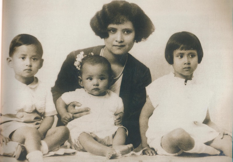 สมุดภาพ สรรเสริญพระบารมี เอกบรมจักริน พระสยามินทร์ พระยศยิ่งยง