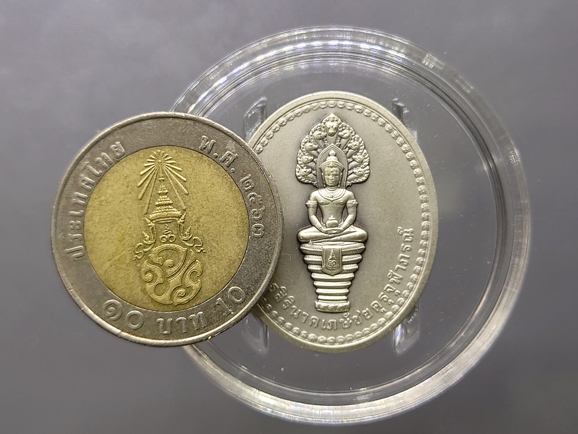 เหรียญพระพุทธสิรินาคเภษัชยคุรุจุฬาภรณ์ (เหรียญพระพุทธโอสถ) เนื้อเงินรมดำ พ.ศ. 2558 ที่ระลึก 90 พรรษา ในหลวงรัชกาลที่ 9 - โรงพยาบาลจุฬาภรณ์