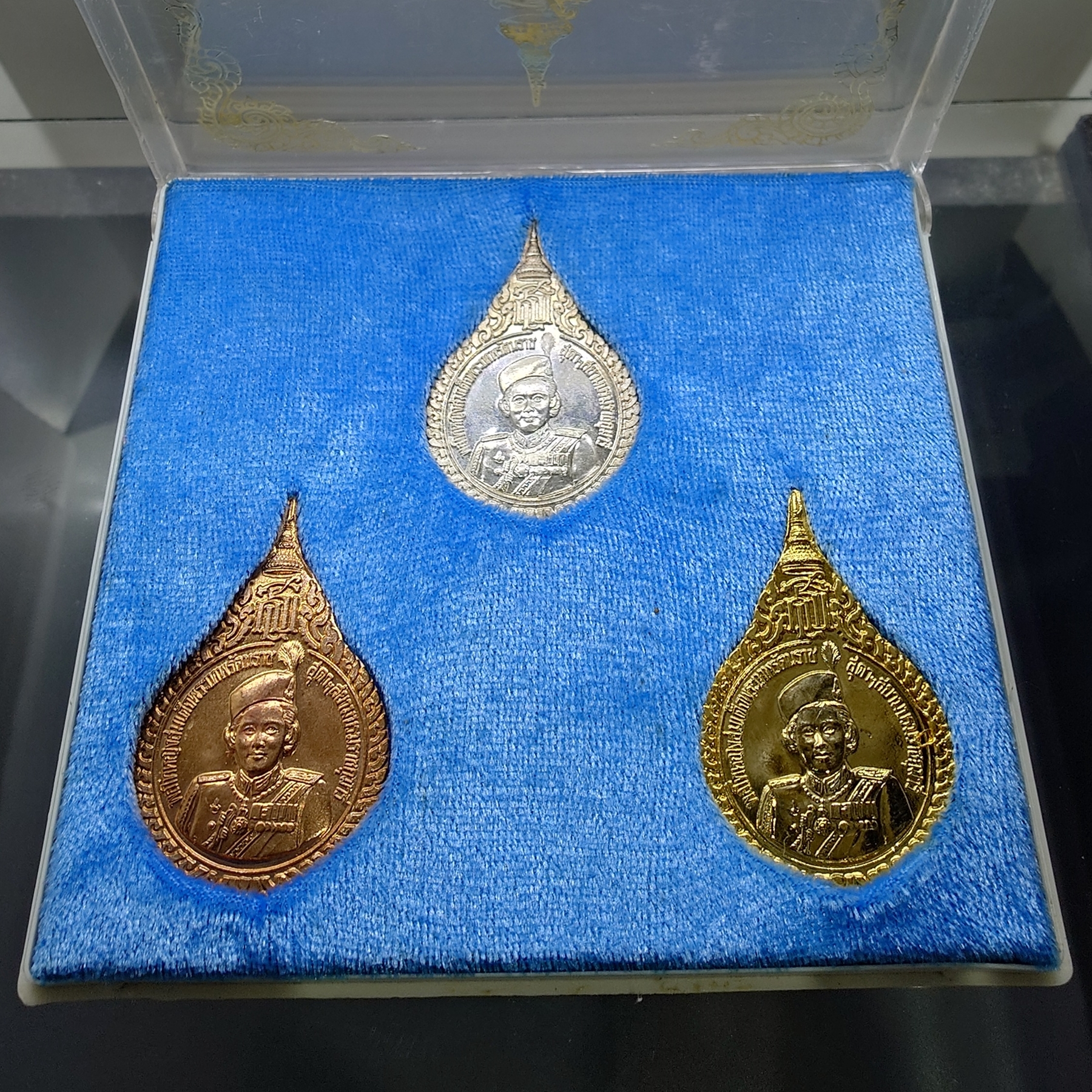 เหรียญพลโทหญิงสมเด็จพระเทพรัตนราช (ชุดกรรมการ เนื้อเงิน ทองแดง กาหลั่ยทอง) รุ่นพระราชทานเมตตาบารมี 40 พรรษา ปี2538 พร้อมตลับเดิม