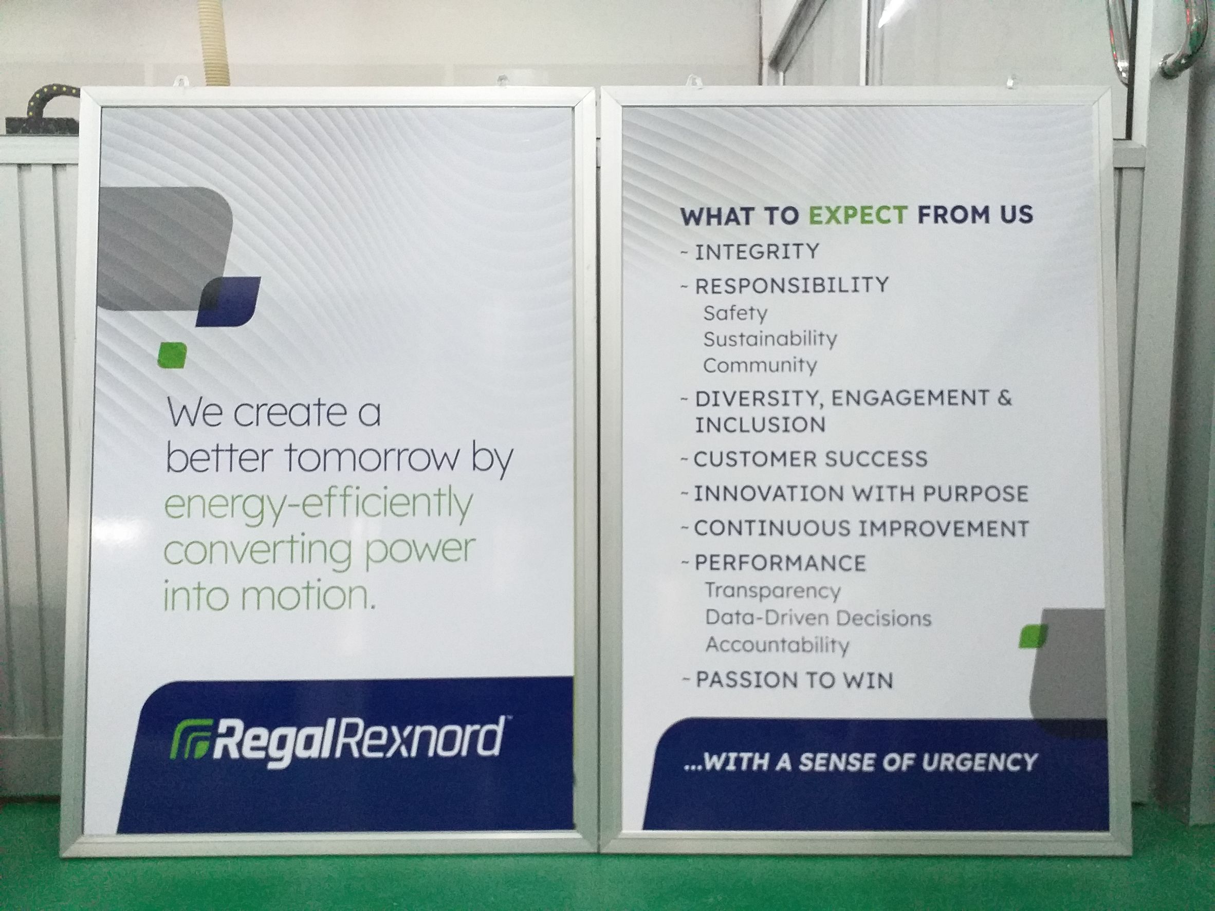 งานป้ายปริ้นท์ลงบนแผ่น ใส่เฟลมตู้ไฟคิ้วอลูมิเนียม งานRegal Rexnord