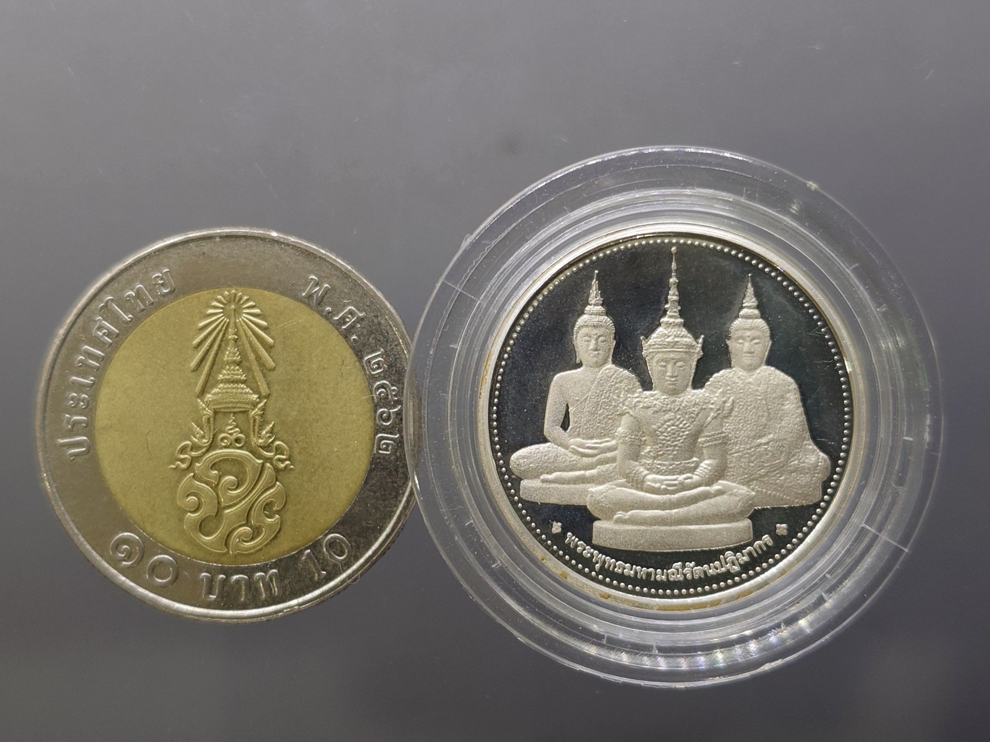 เหรียญพระแก้วมรกต ทรงเครื่อง 3 ฤดู พระจอมเกล้าพระนครเหนือ ปี 2538 เนื้อเงินขัดเงา ขนาด 2.5 ซ.ม. พร้อมกล่องเดิม