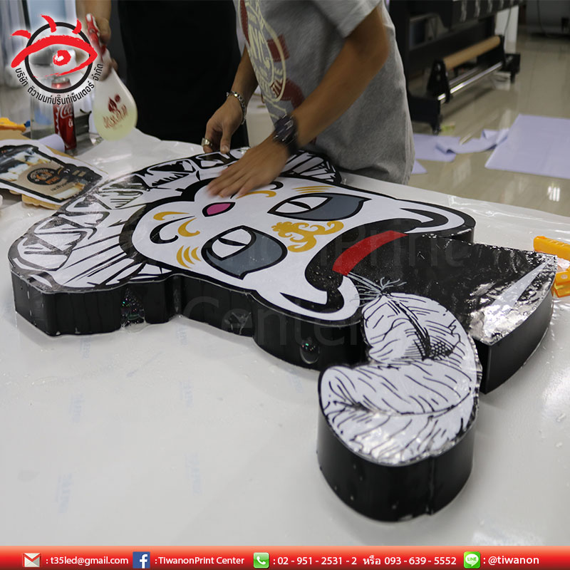 ป้ายตัวอักษรและโลโก้นู้นๆ เพิ่มความโดดเด่นให้หน้าร้านดูตูมๆ จาก PET CARNIVAL